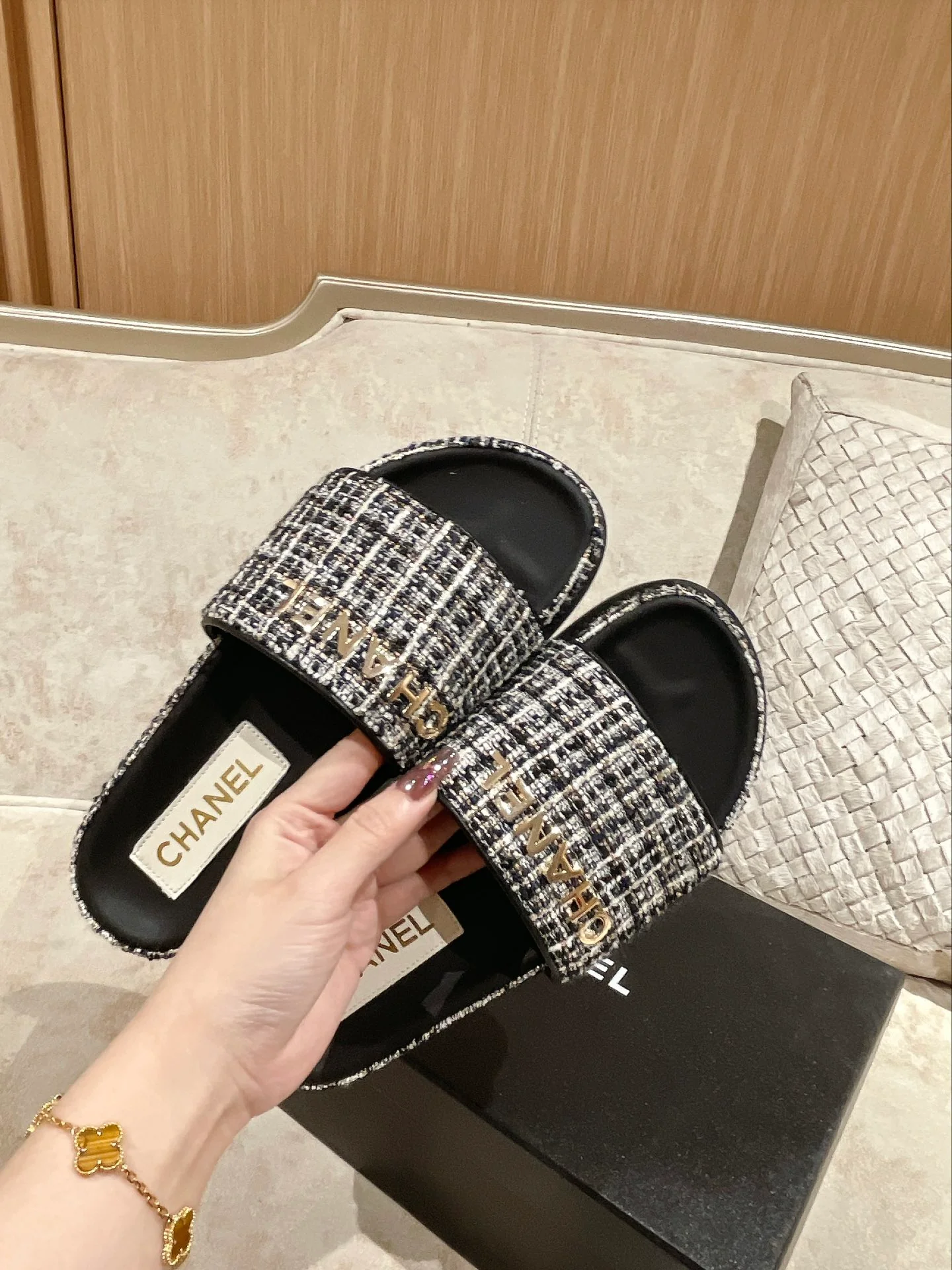 Новинка сезона весна/лето 2023 от Chanel - Шерстяные тапочки - Черные