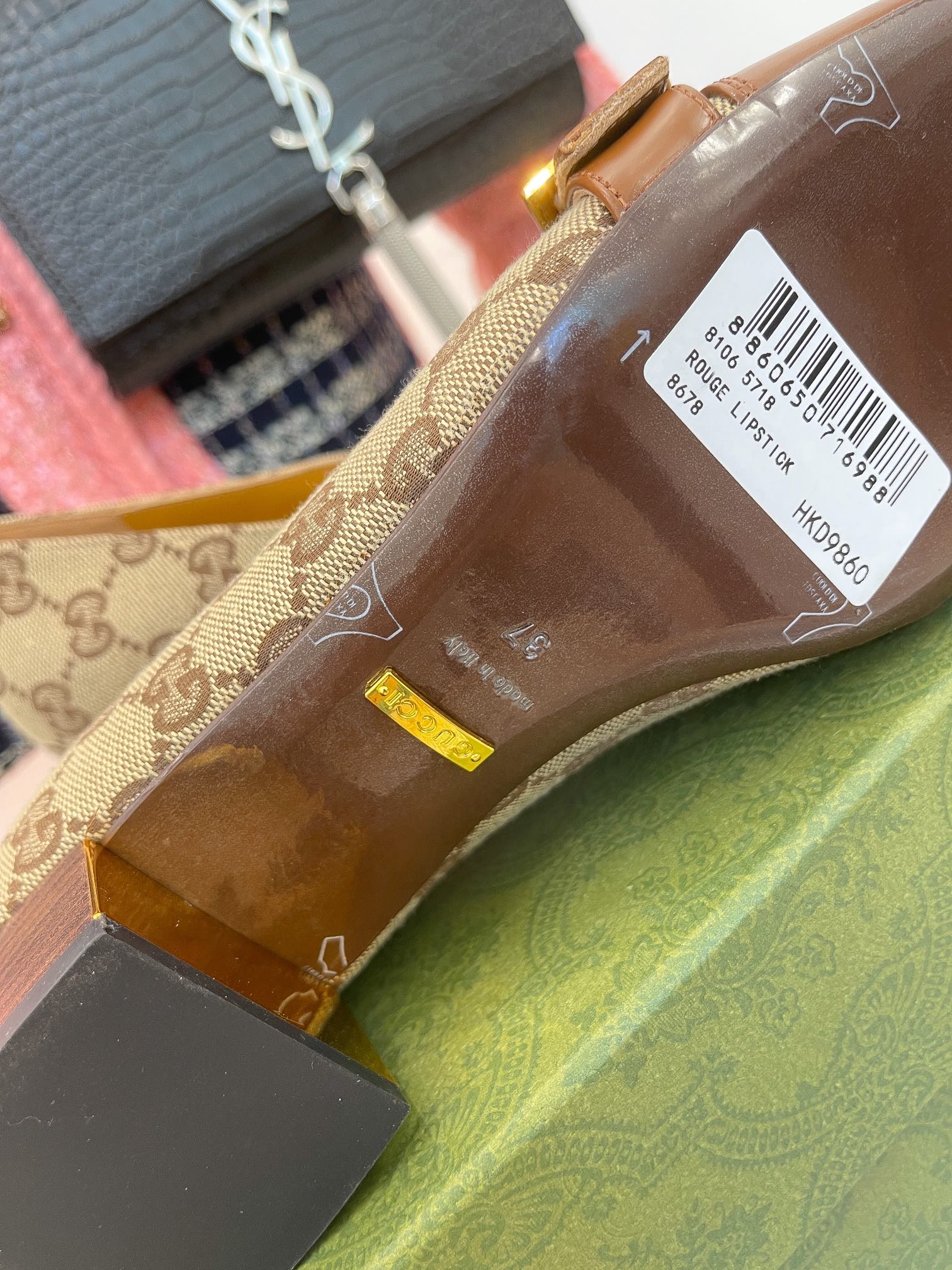 Новинка начала осени 2022 года от Gucci — туфли на массивном каблуке.