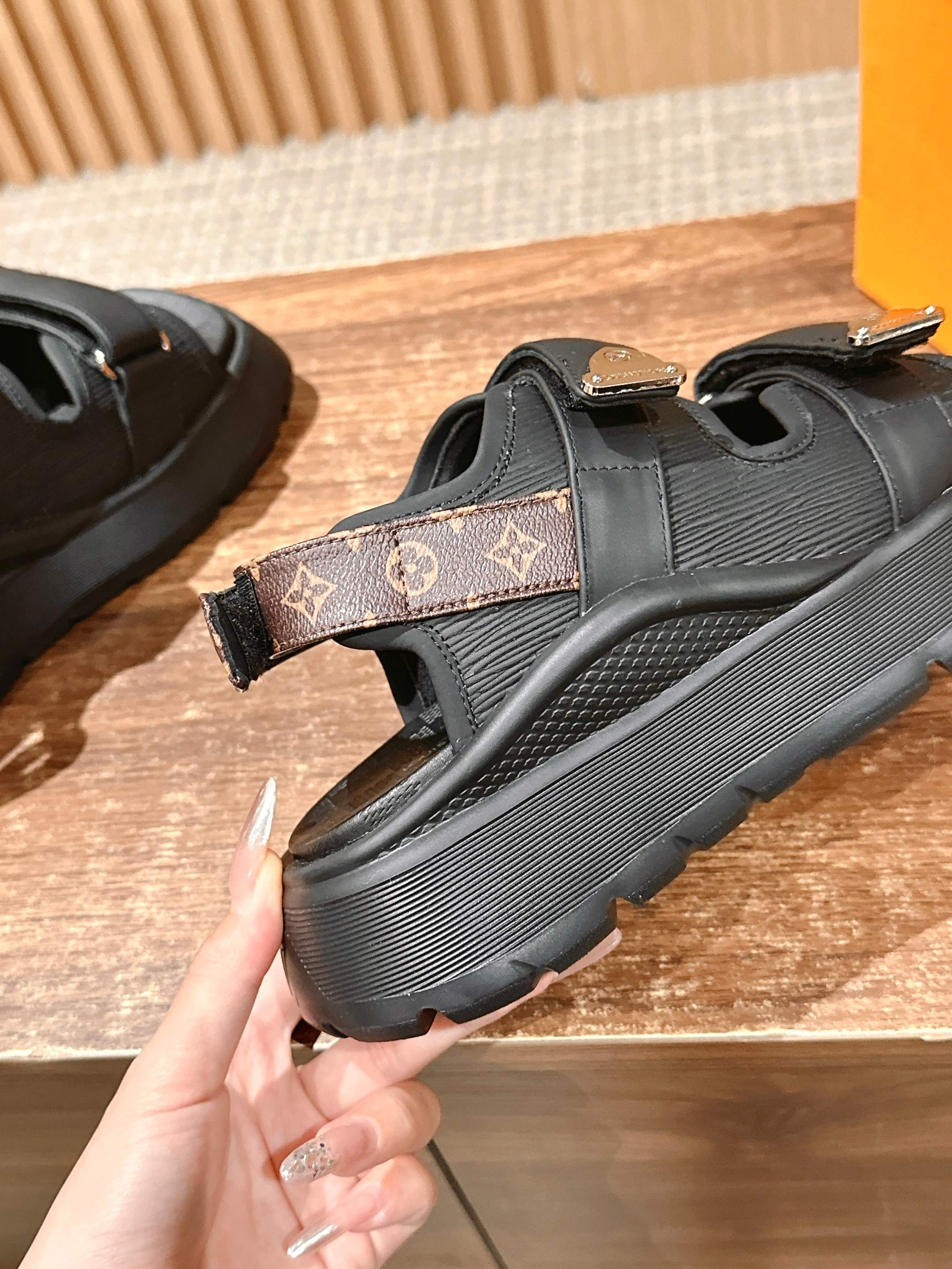 Новая коллекция LV ?Ранняя весна 2025? — кожаные замшевые сандалии — черные.