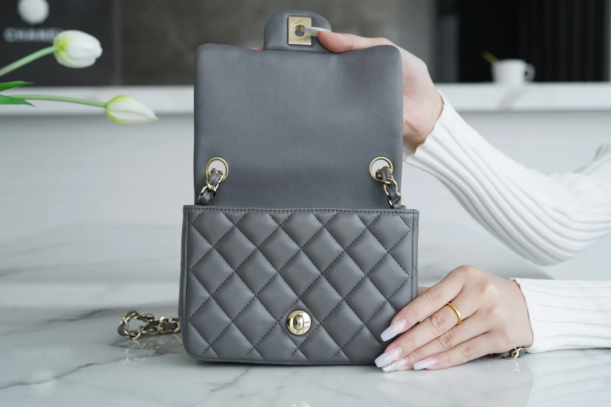 Часы Chanel CF Square Fat Man - 18 см - темно-серые, из овечьей кожи, со светло-золотистой пряжкой.