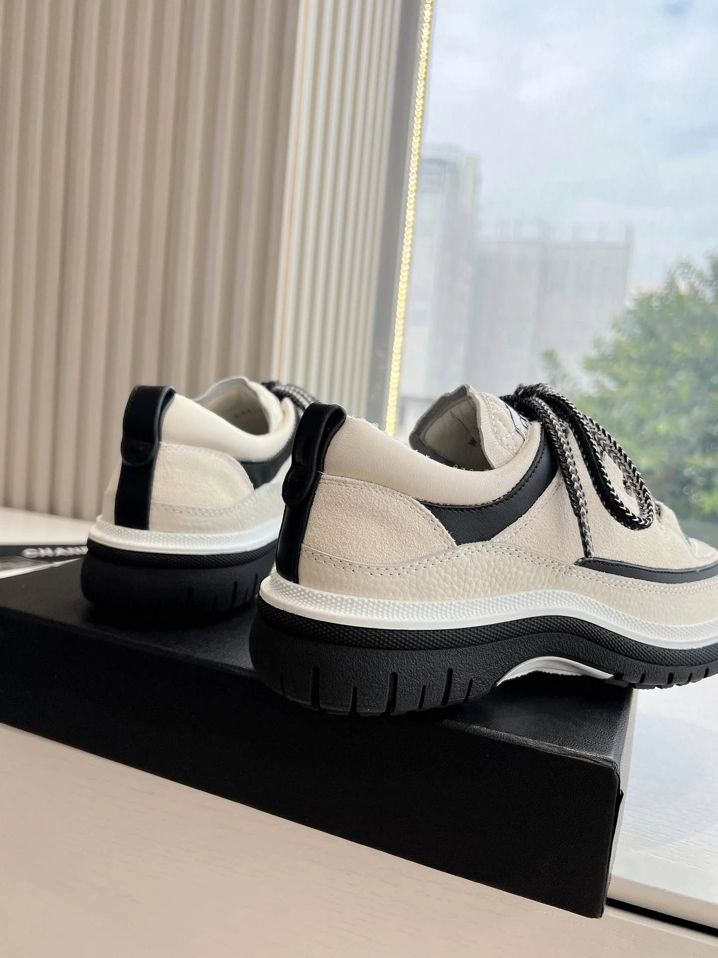 Повседневные туфли Chanel 2024 - белые - 1