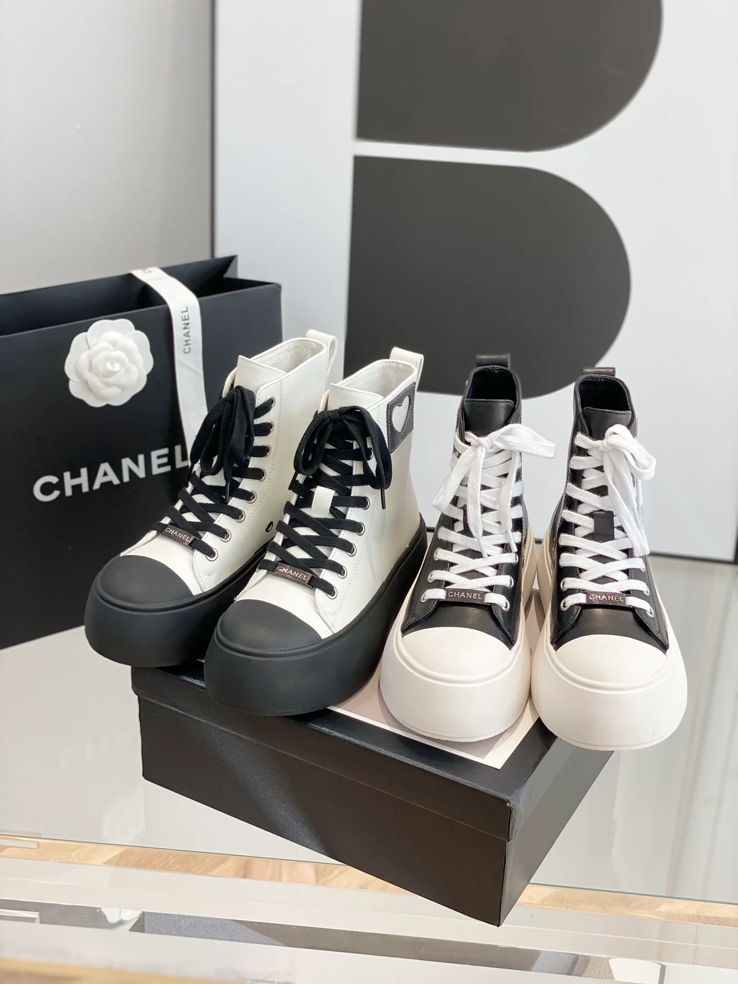 Повседневные высокие туфли Chanel в форме сердца