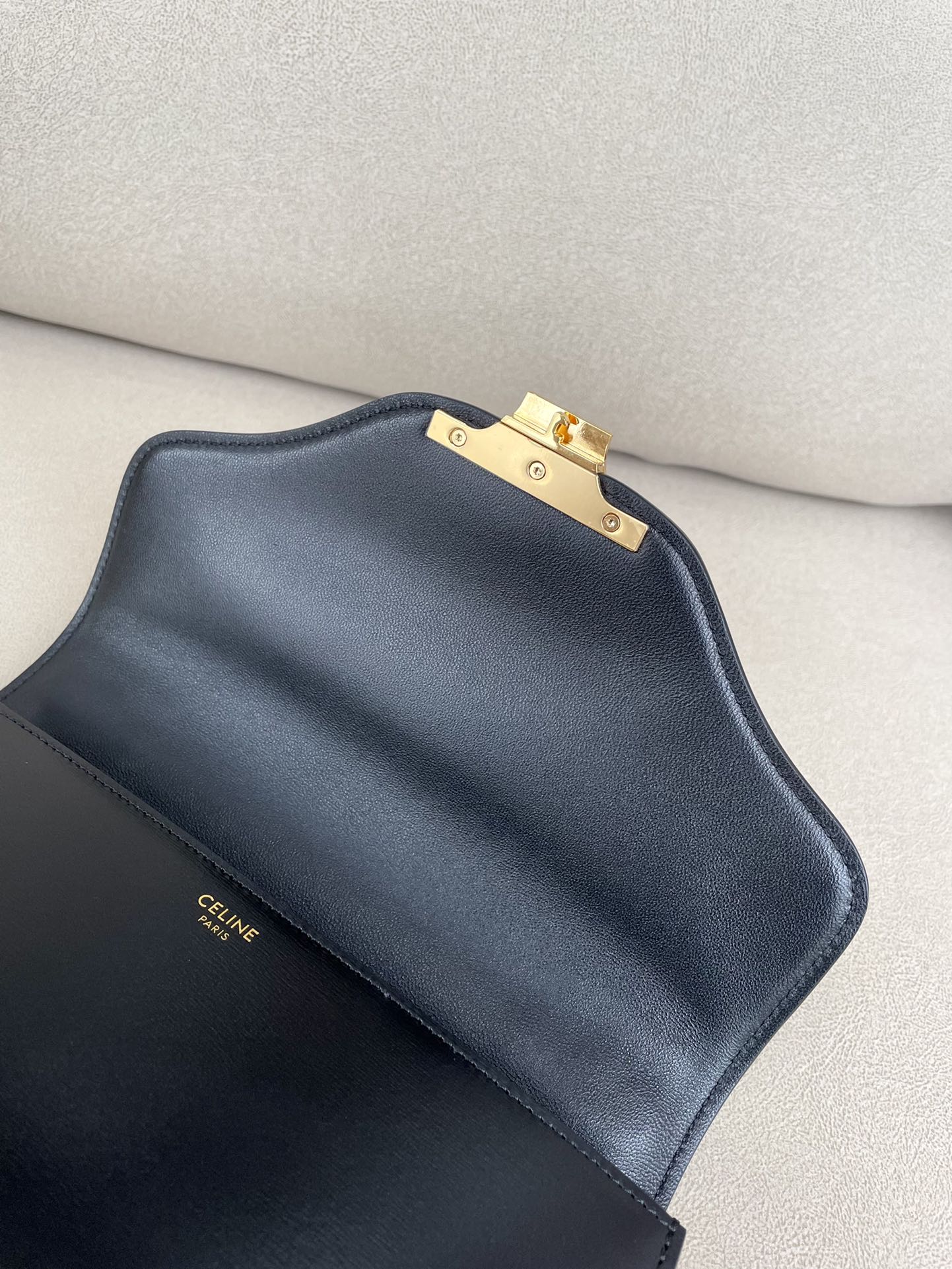 Коллекция Celine осень 2022 - Кожаная сумка Besace на цепочке - Черная