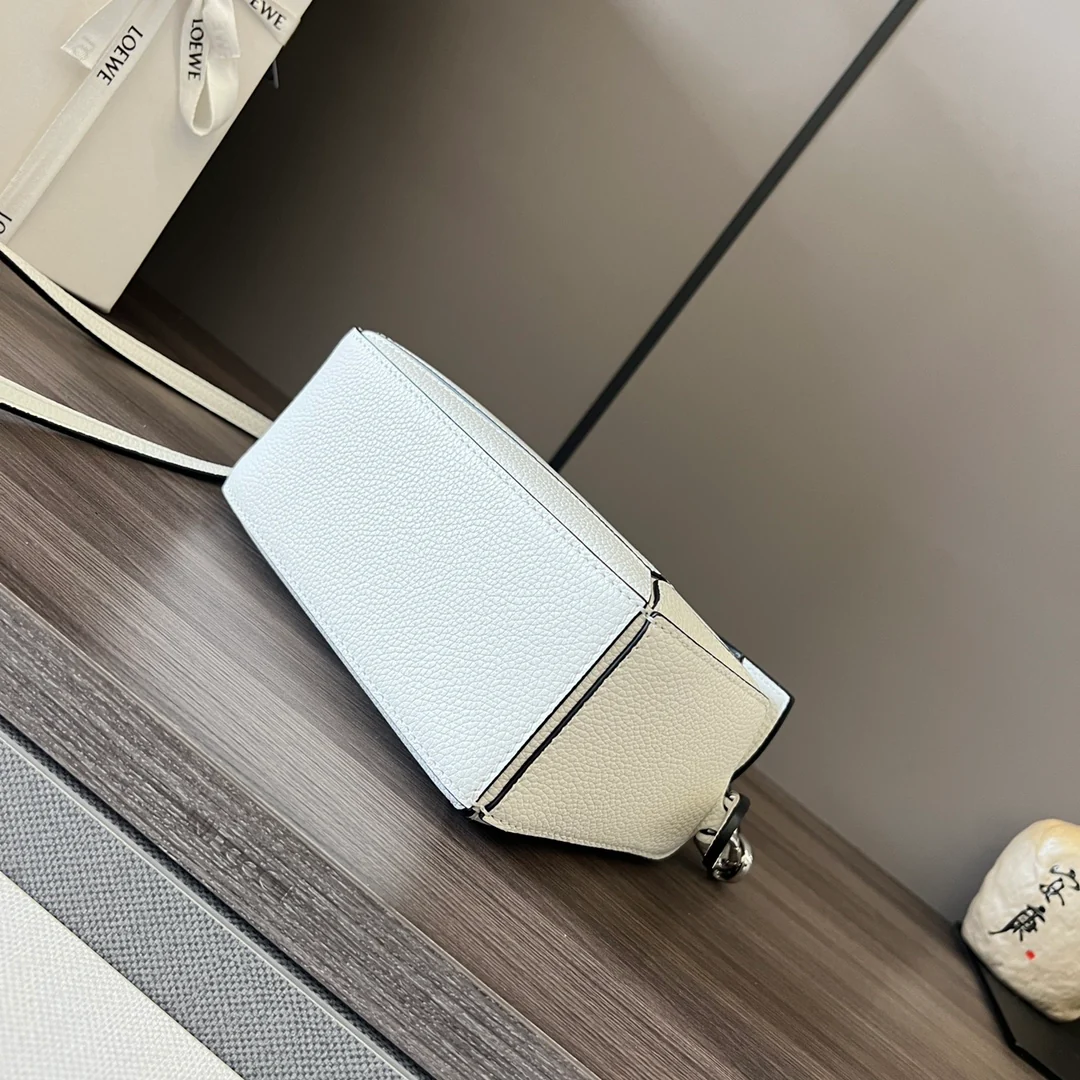 Мини-сумочка Loewe Grain Leather Puzzle из зернистой кожи, белая.