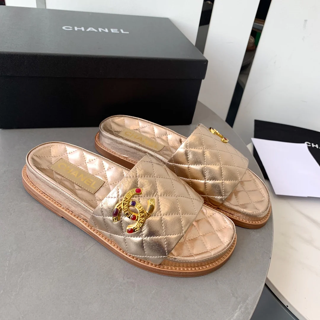 Новинка сезона осень/зима 2022 от Chanel - Тапочки из овечьей кожи - Золотистые