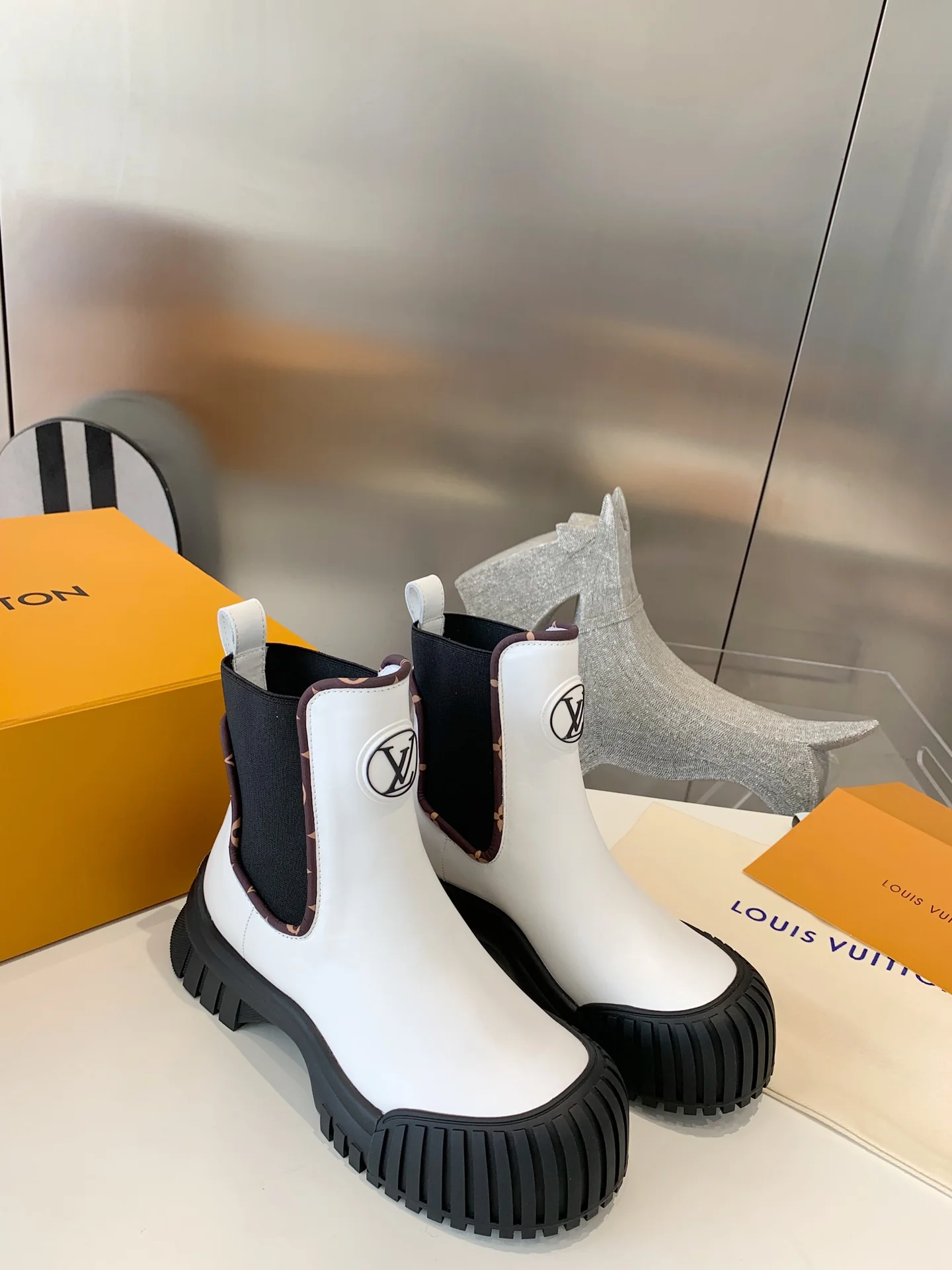 LV - Новинка сезона осень/зима 2022 - Ботильоны Ruby - Белые