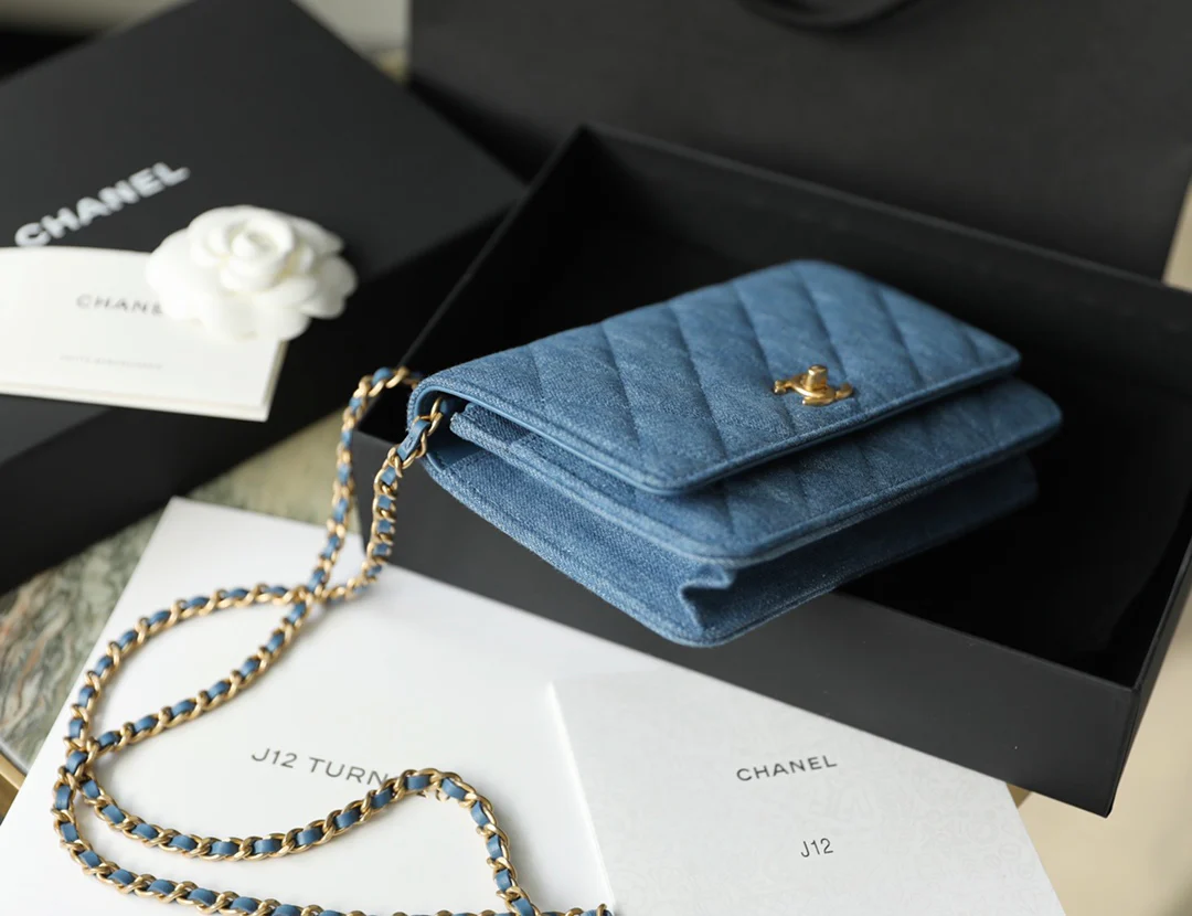 Новая весенняя коллекция джинсовой одежды Chanel - Chain Gold Ball - woc