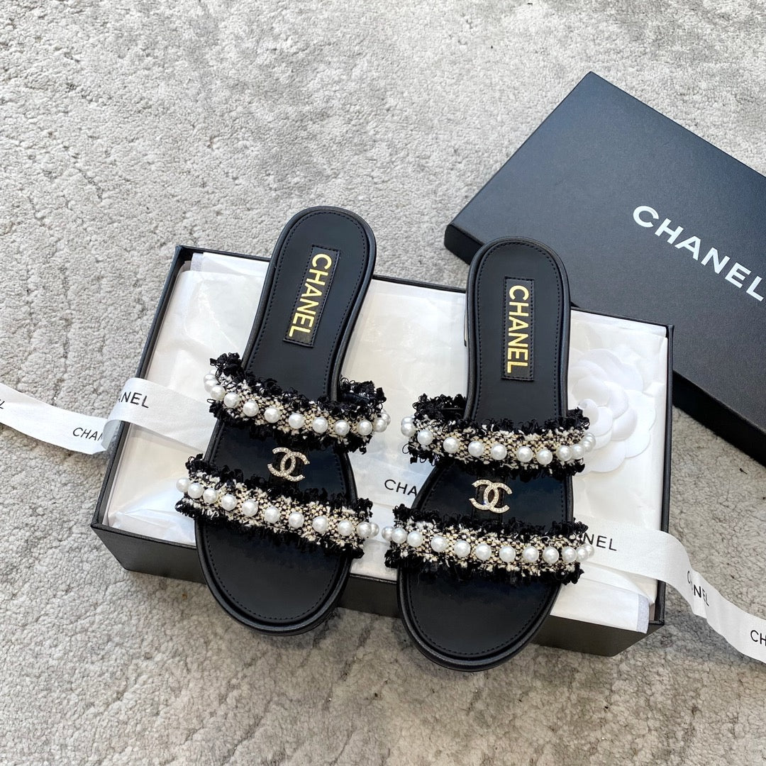 Новинка сезона весна/лето 2023 от Chanel - Тапочки из овечьей кожи с жемчугом - Черные