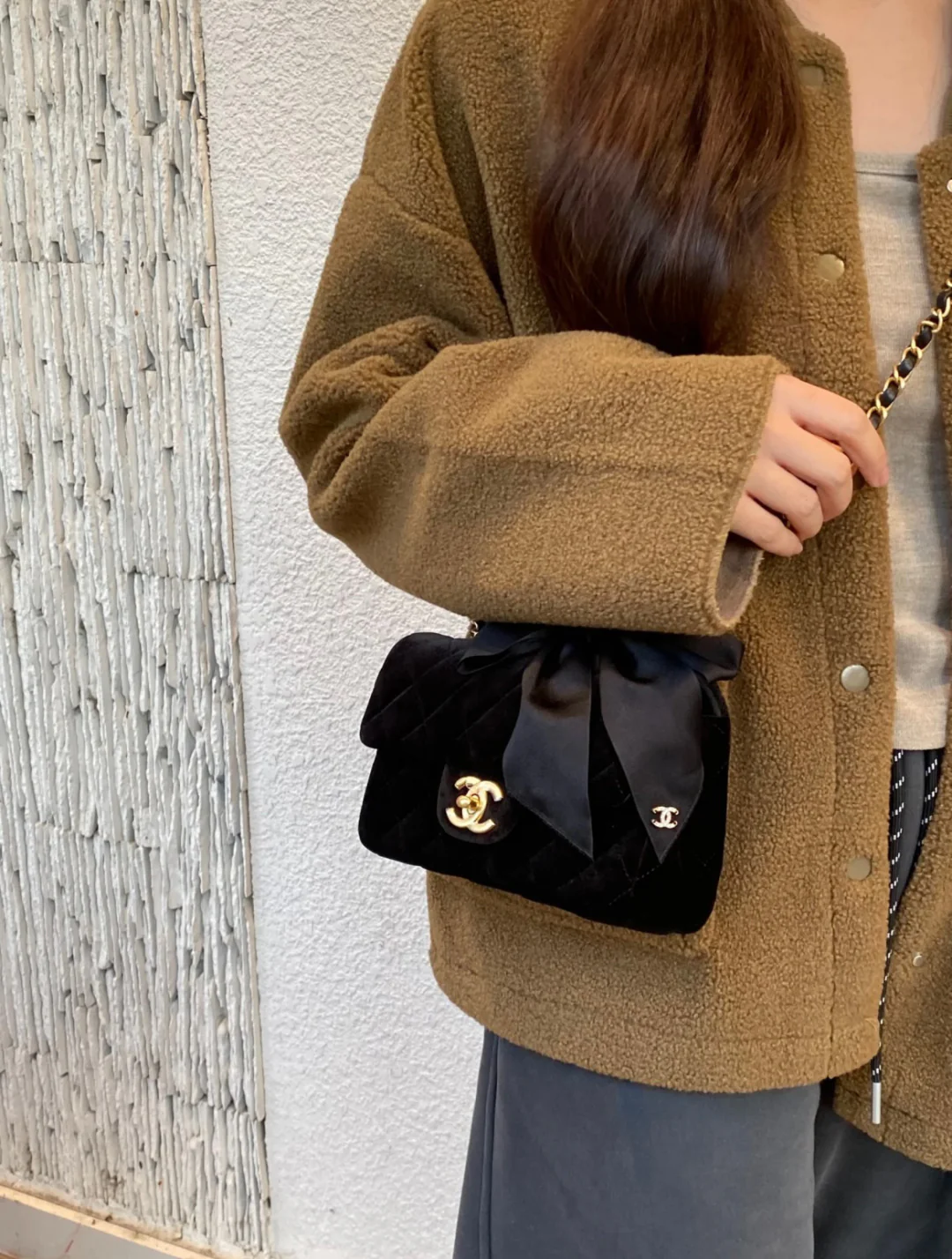 Мини-юбка Chanel 25k с бантом и ручкой из бархата, черная.