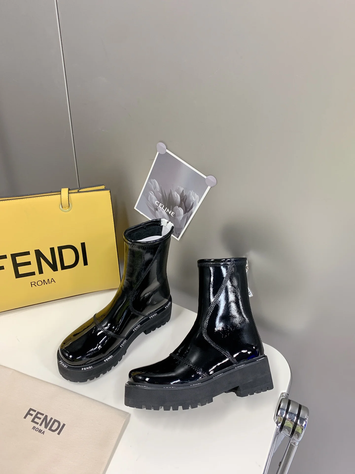 Лакированные сапоги Fendi до середины икры