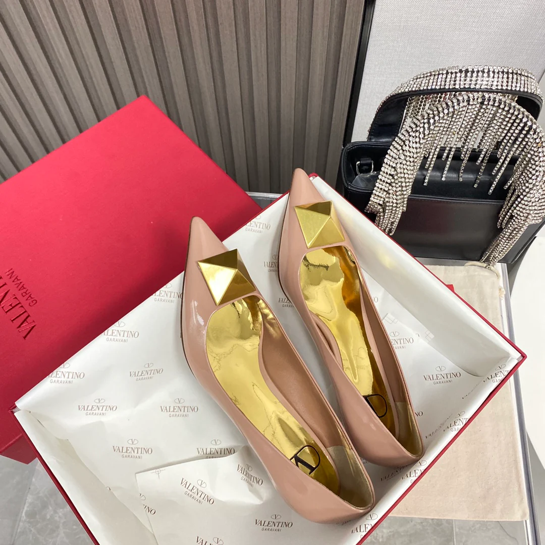 Новинка сезона осень/зима 2022 от Valentino - Туфли на низком каблуке с заклепками - Розовые