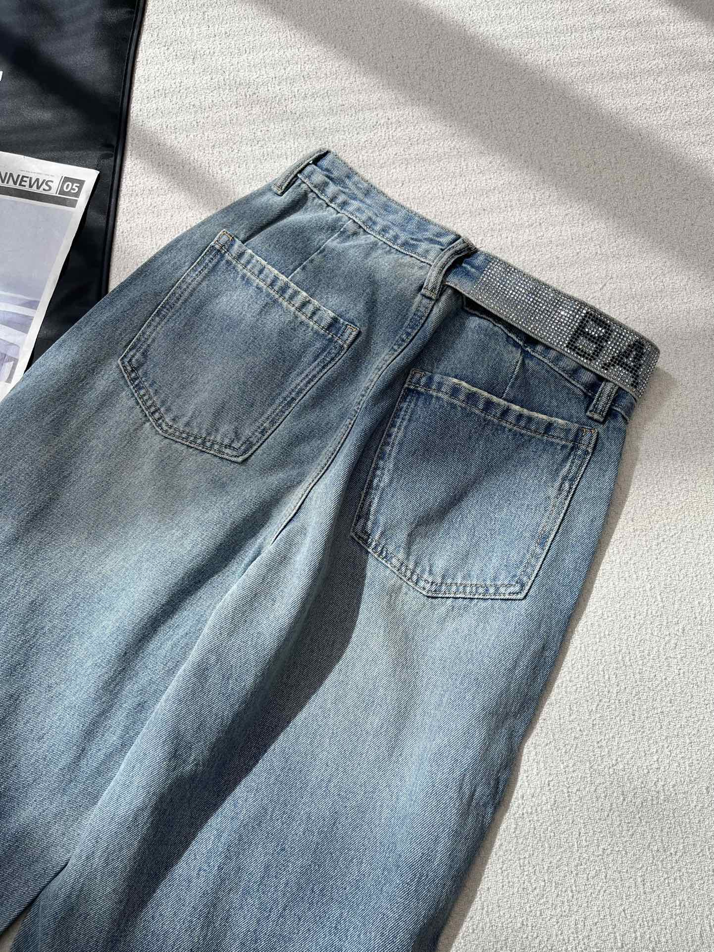 Классические джинсы Balenciaga 2403 с едва заметной надписью из страз.