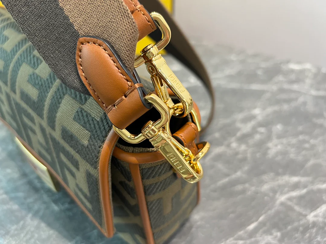 Сумка Fendi Baquette - вышивка из выстиранного денима.