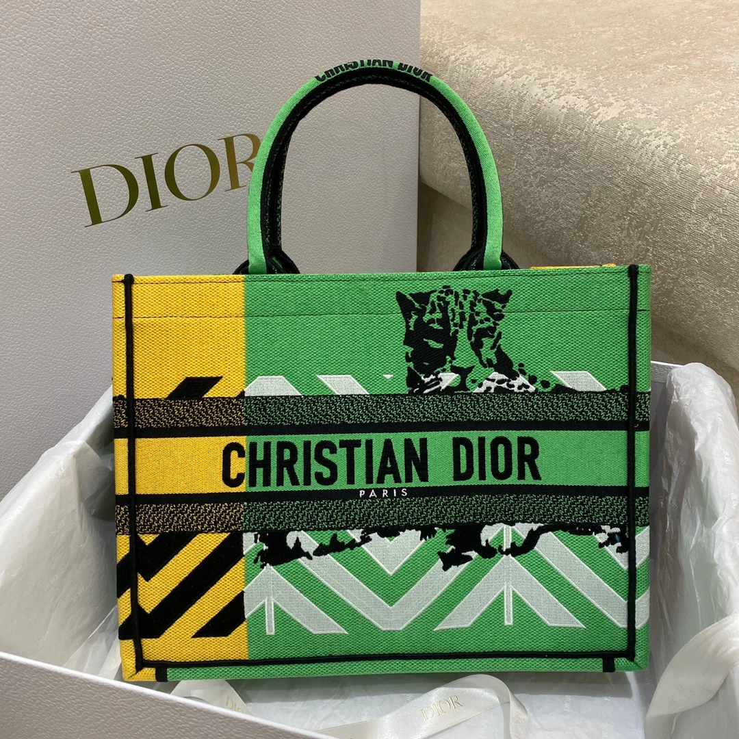 Сумка-тоут Dior Book Tote, средний размер, 36 дюймов (5 см), серия ?Красочные джунгли?.