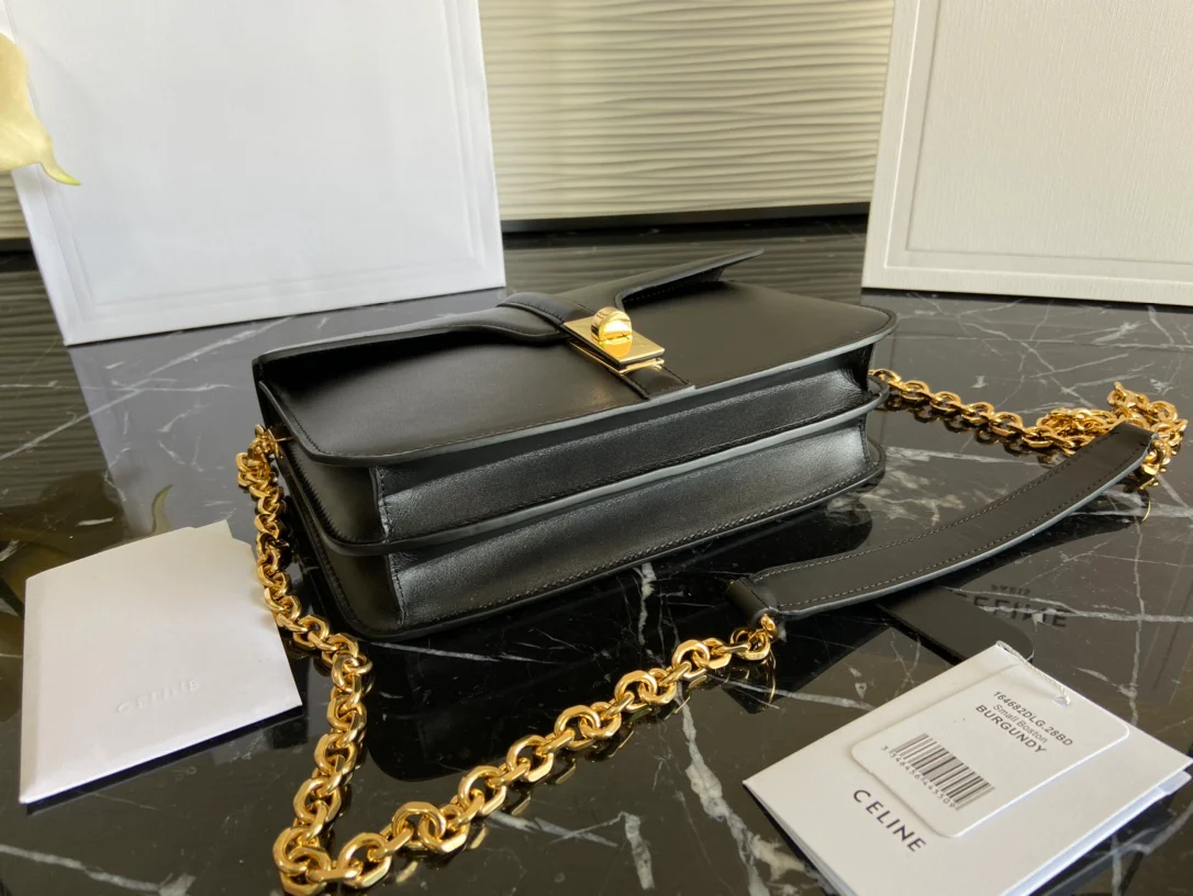 celine-soft-16 кожаная сумка на цепочке-1