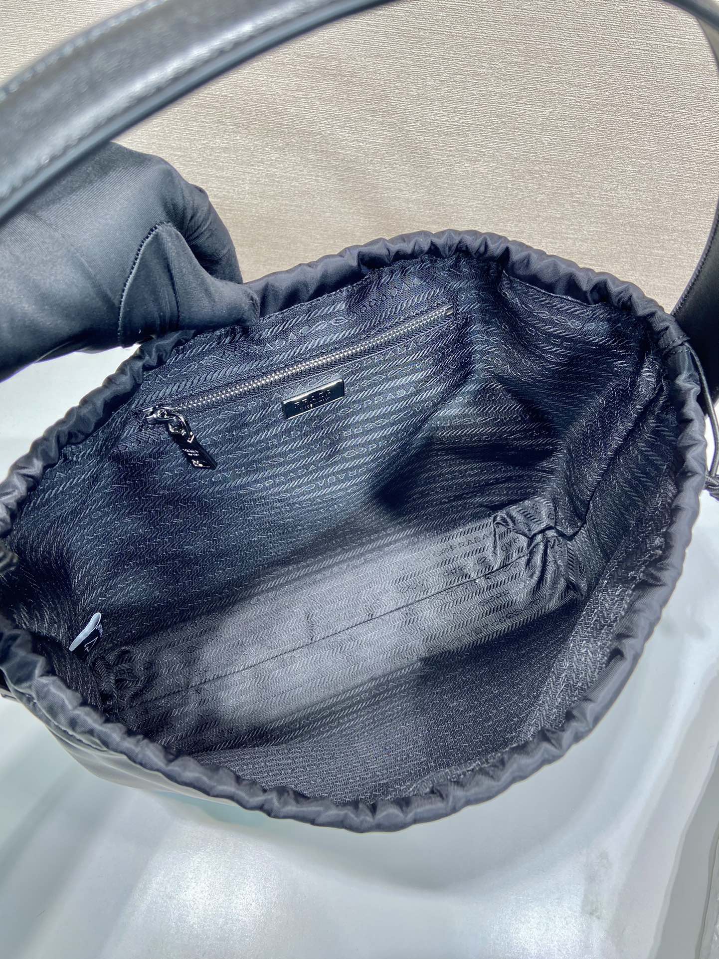 Винтажная сумка Prada на завязках, большая, черная.