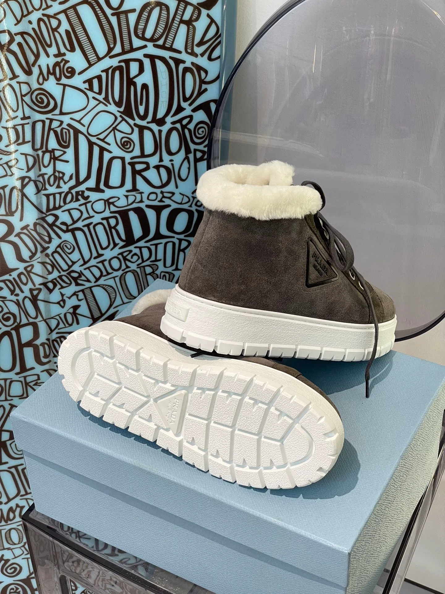 Новинка сезона осень/зима 2022 от Prada - Замшевые шерстяные кроссовки - Темно-зеленые