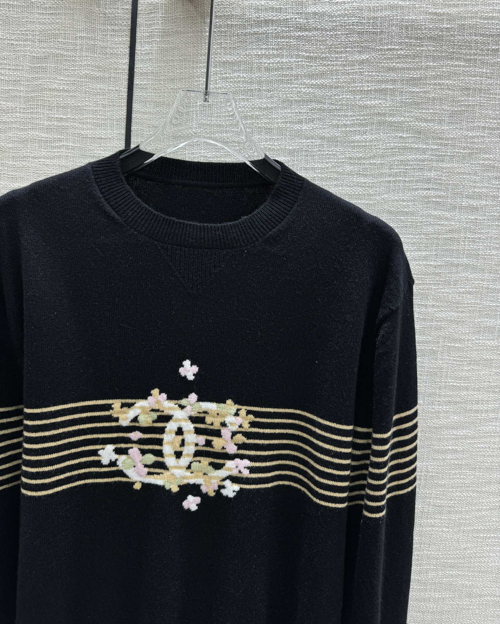 Chanel 2403 - Трикотажная модель с длинными рукавами и двойным С-образным вырезом, цвет 