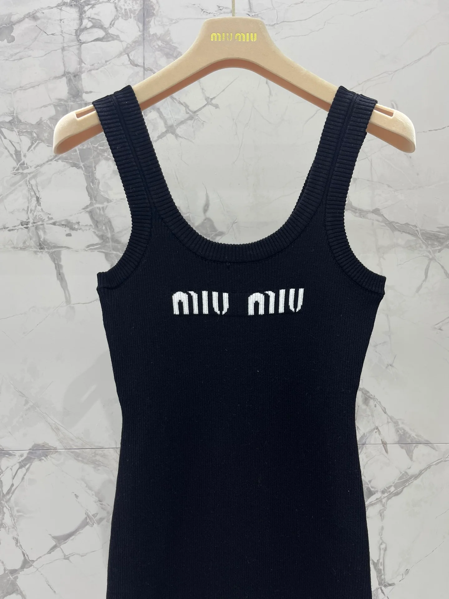 Miu Miu - Летняя новинка 2404-24: Элегантное вязаное платье-жилет с U-образным вырезом - Черное