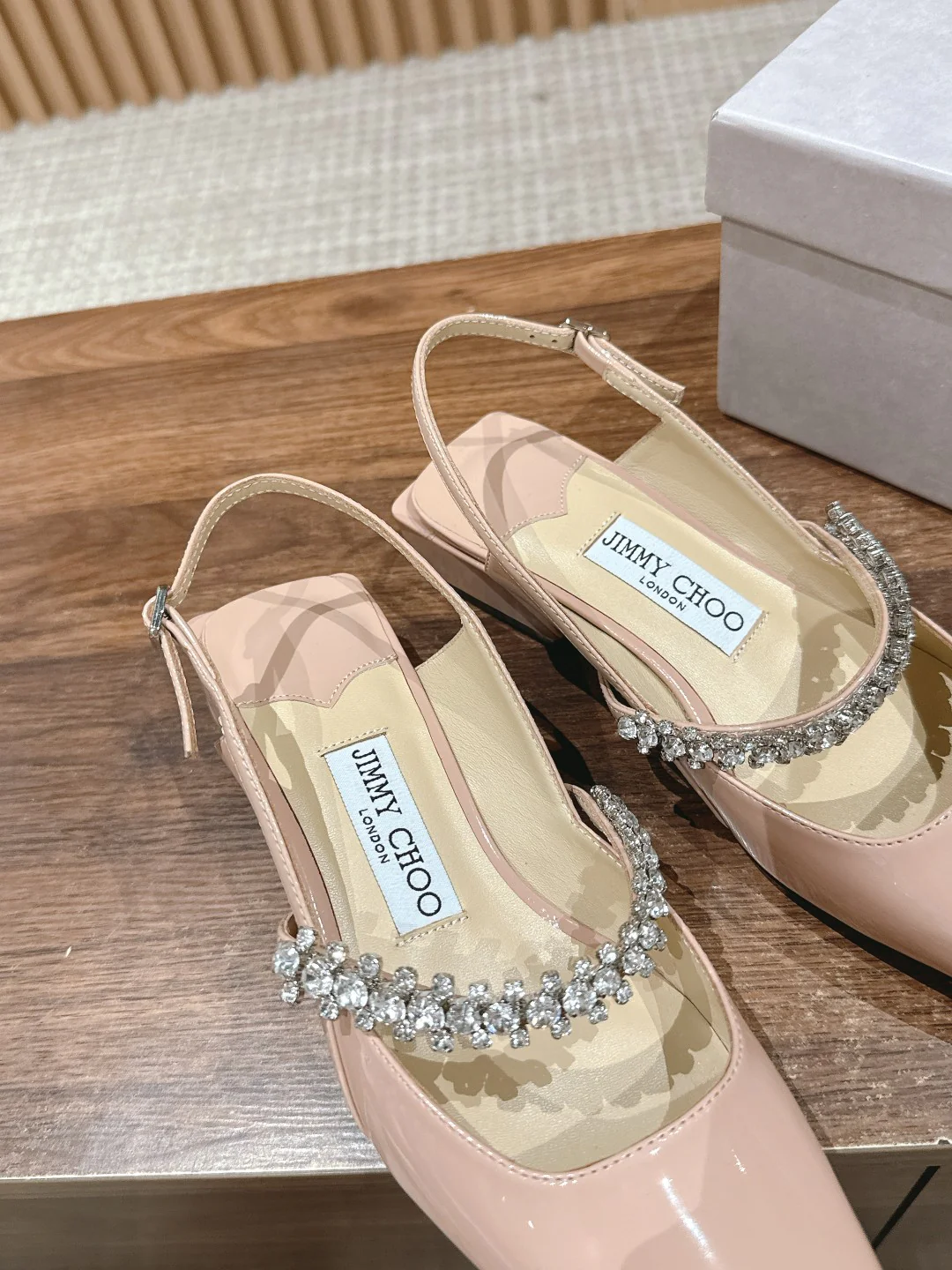 Сандалии Jimmy Mary Jane с цепочкой из кристаллов на пятке - розовые