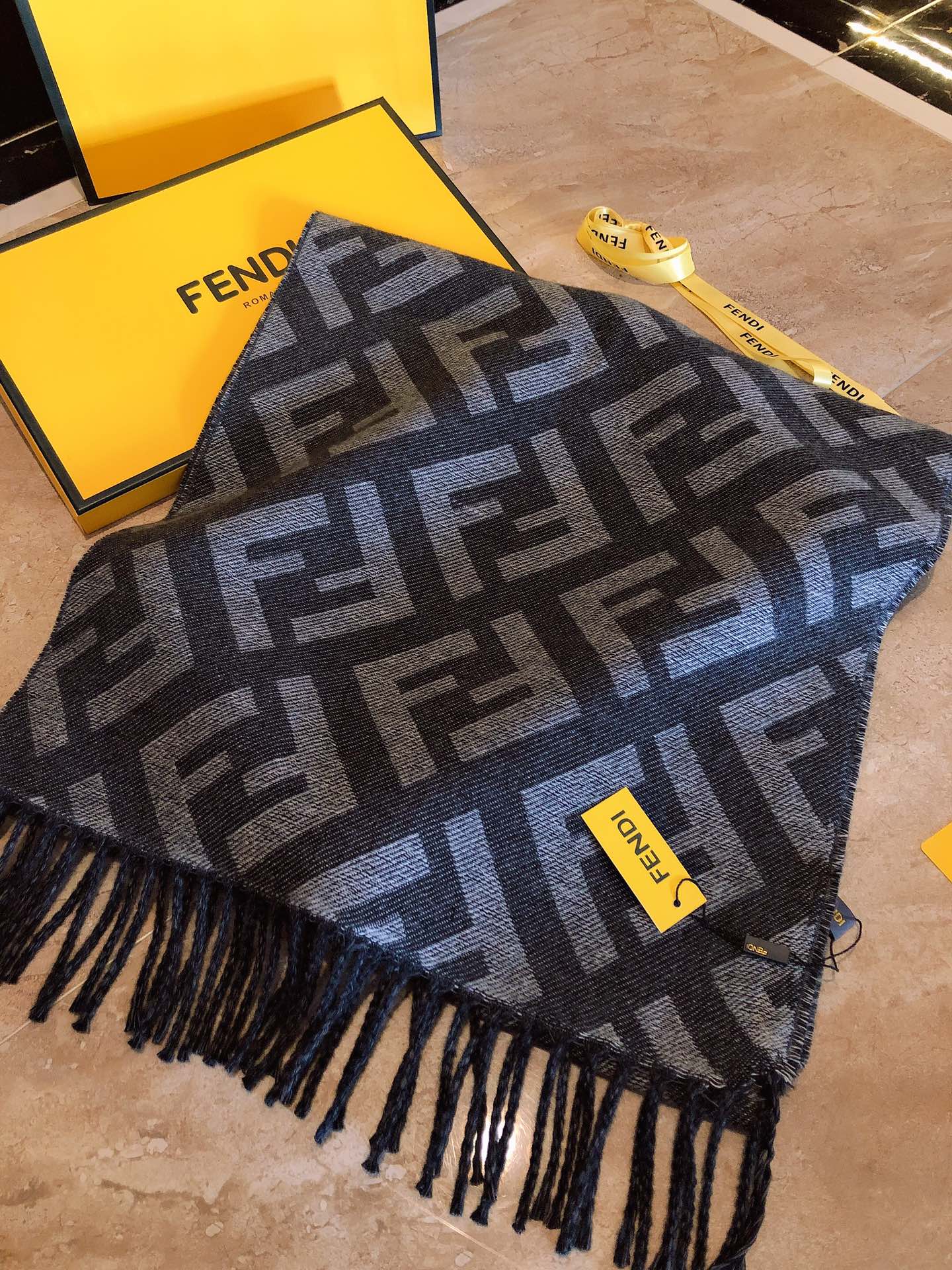Двусторонний жаккардовый шарф Fendi - 38 см - 190 см