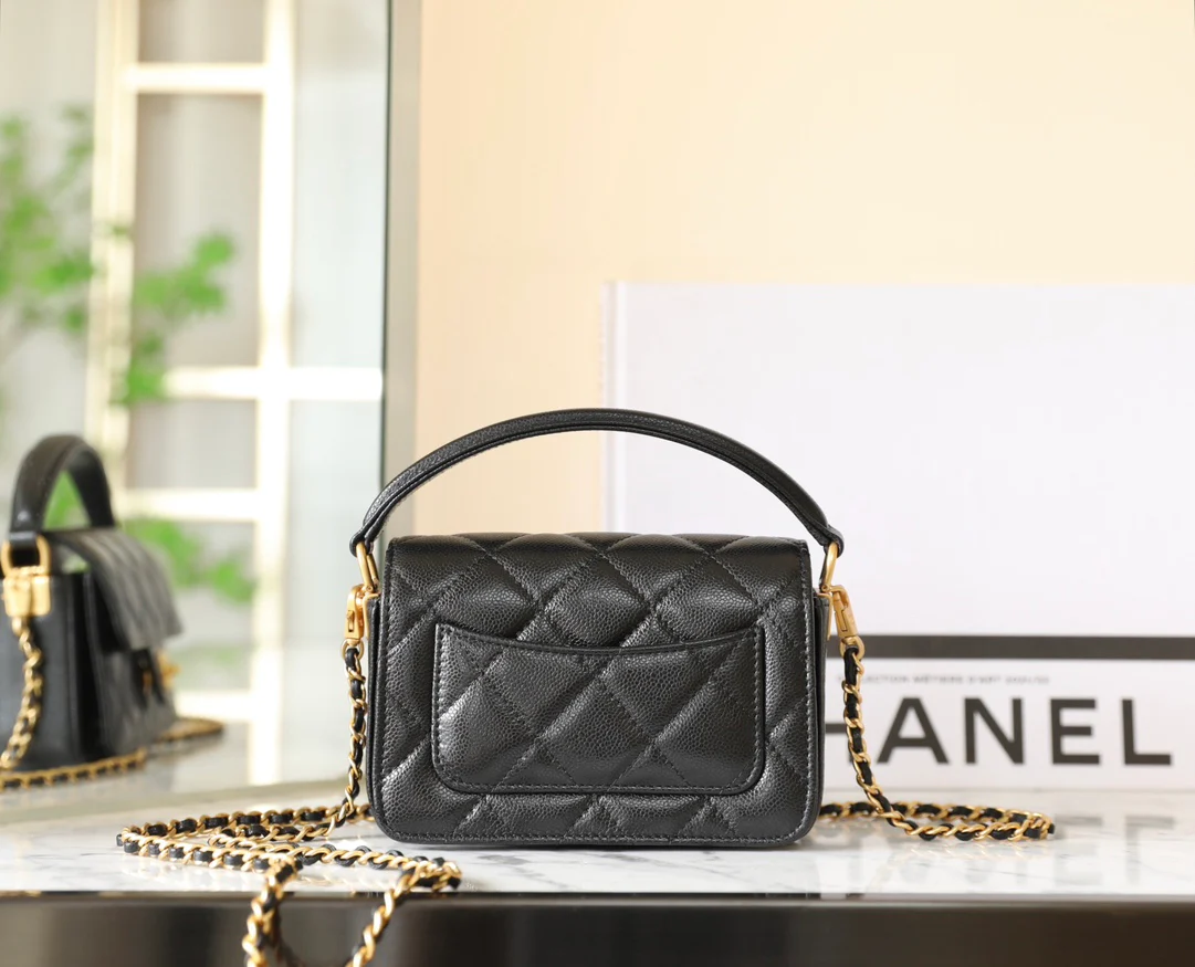 Мини-сумочка Chanel с клапаном и ручкой - черная