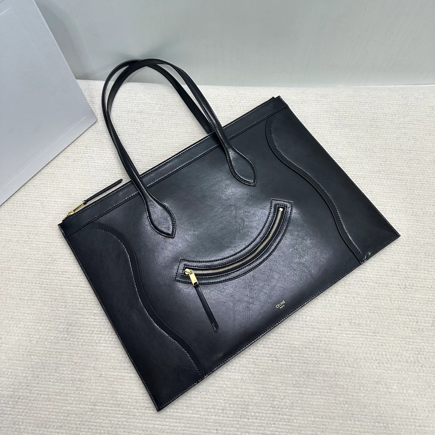 Новинка сезона весна/лето 2026 от Celine - Сумка с изображением смайлика - Черная