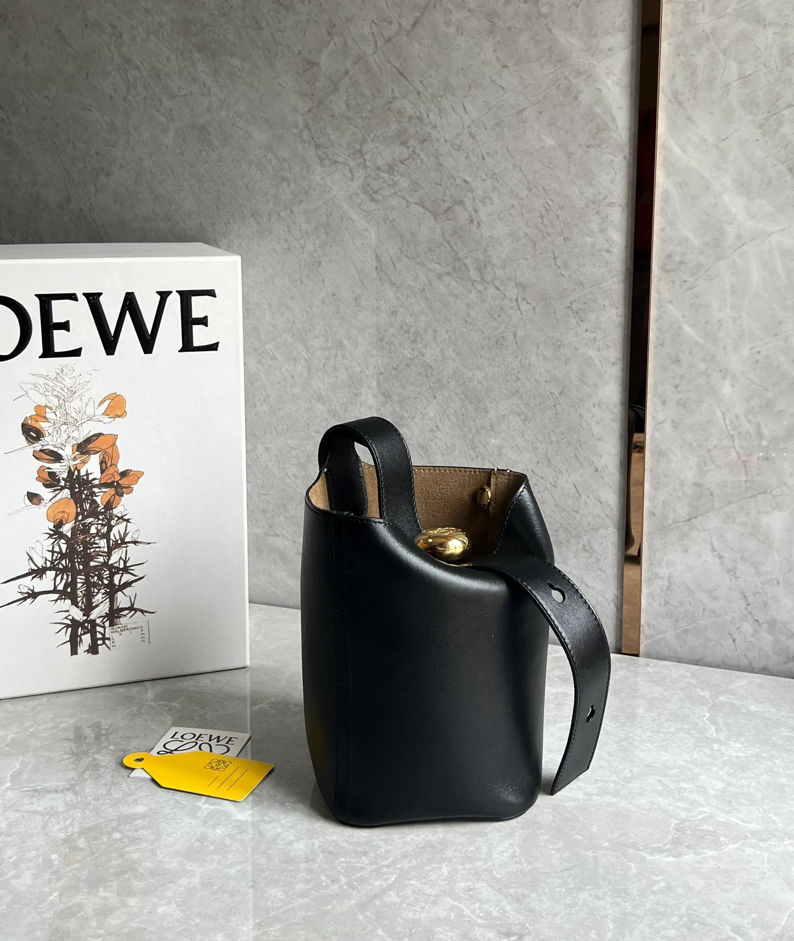 Сумка-ведро Loewe Pebble Bucket Mini Bucket Bag - черная