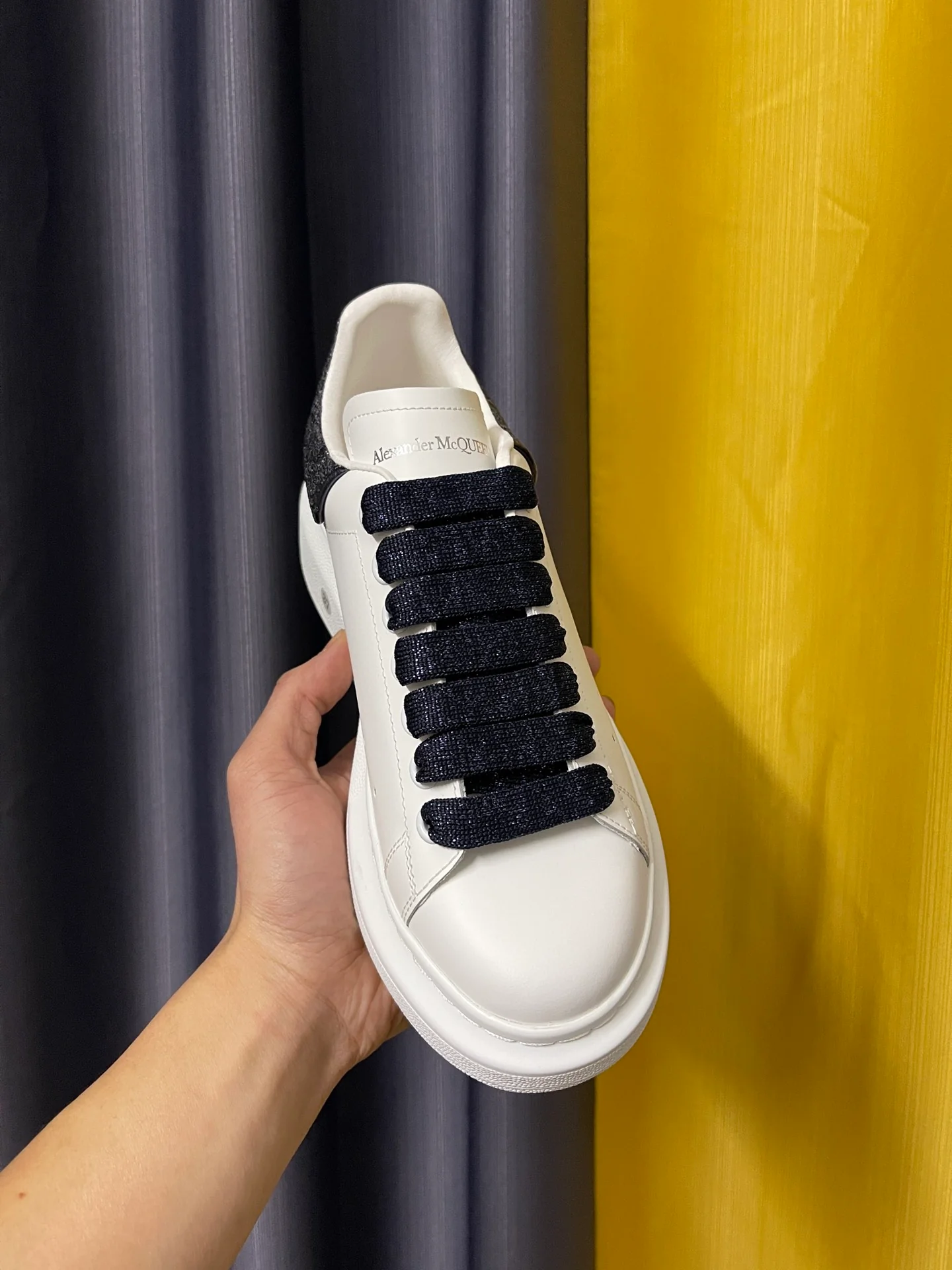 Классические белые кроссовки McQueen - унисекс - темно-синяя задняя часть - премиум-издание