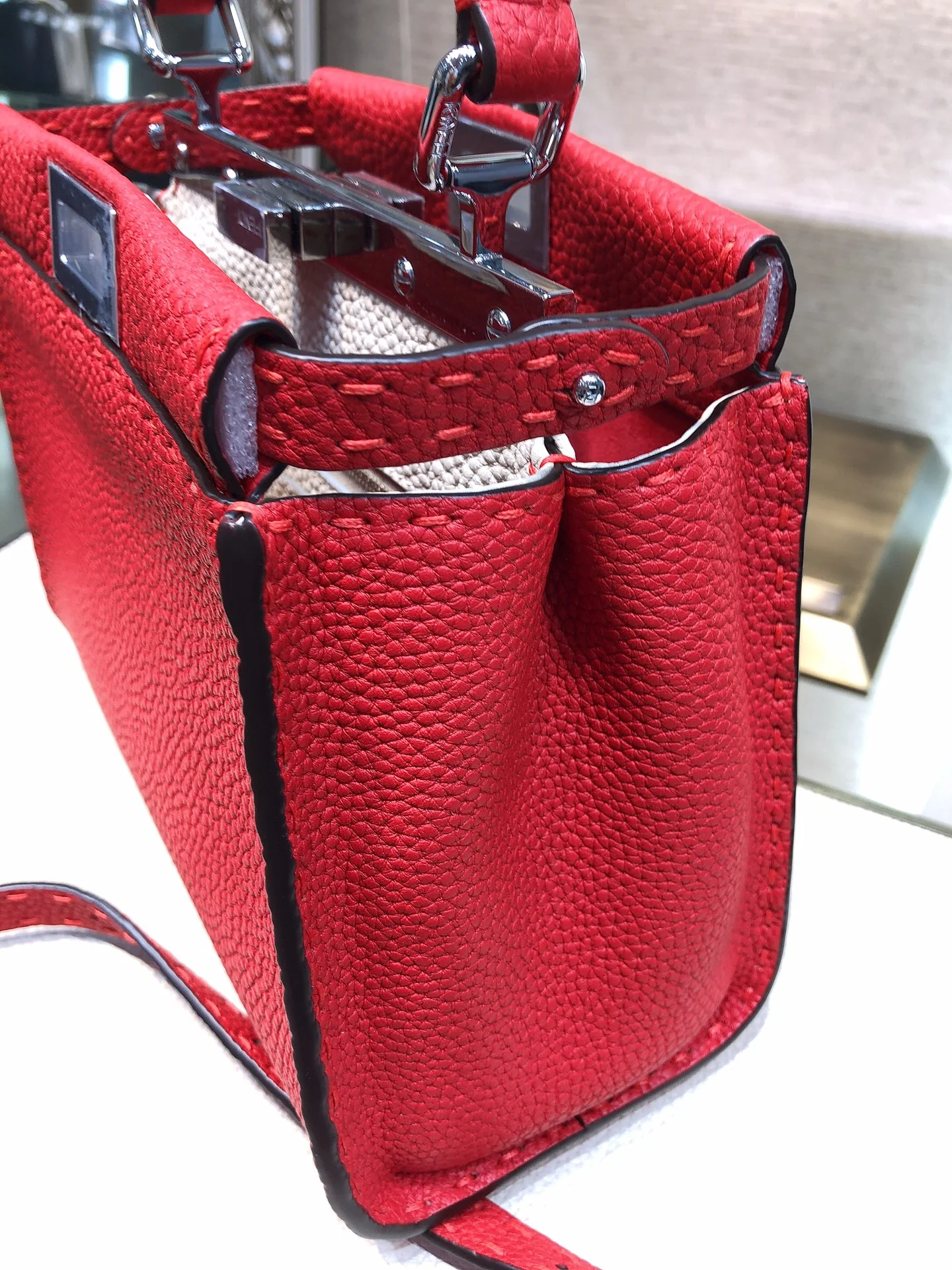 Красная мини-сумка Fendi Peekaboo Selleria