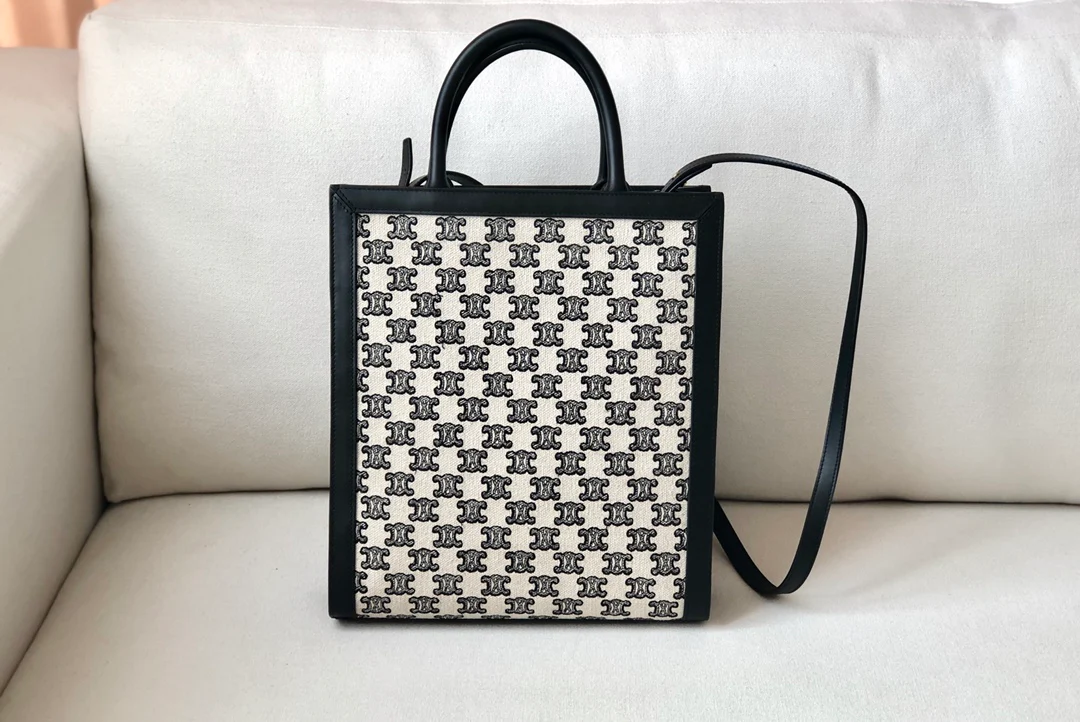 Сумка Celine Cabas Small Triomphe с вышивкой, вертикальная.