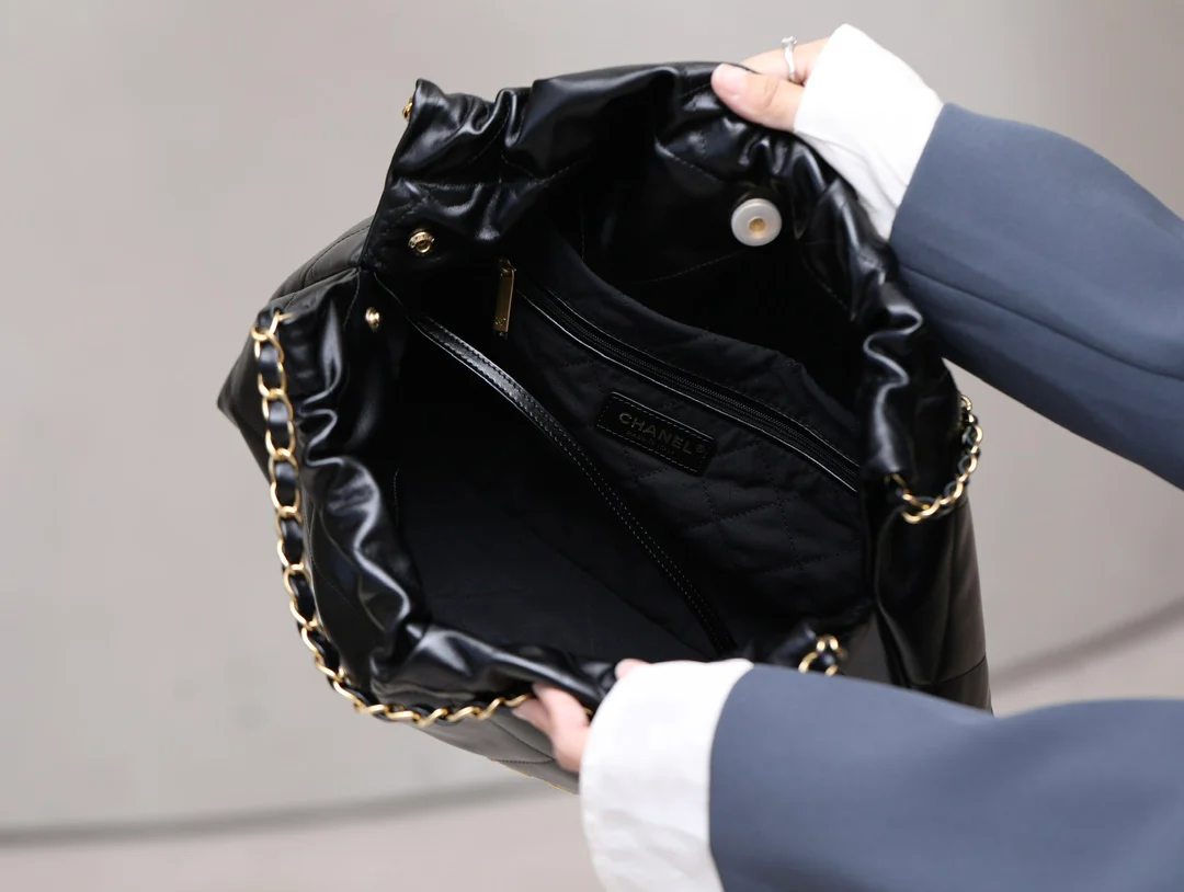 Сумка Chanel No. 22 — горизонтальный дизайн — черно-золотая