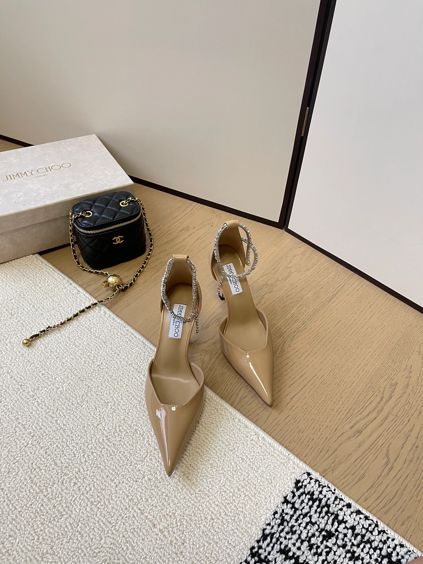 Босоножки на высоком каблуке с острым носком Jimmy 2024 - Кофейно-коричневые