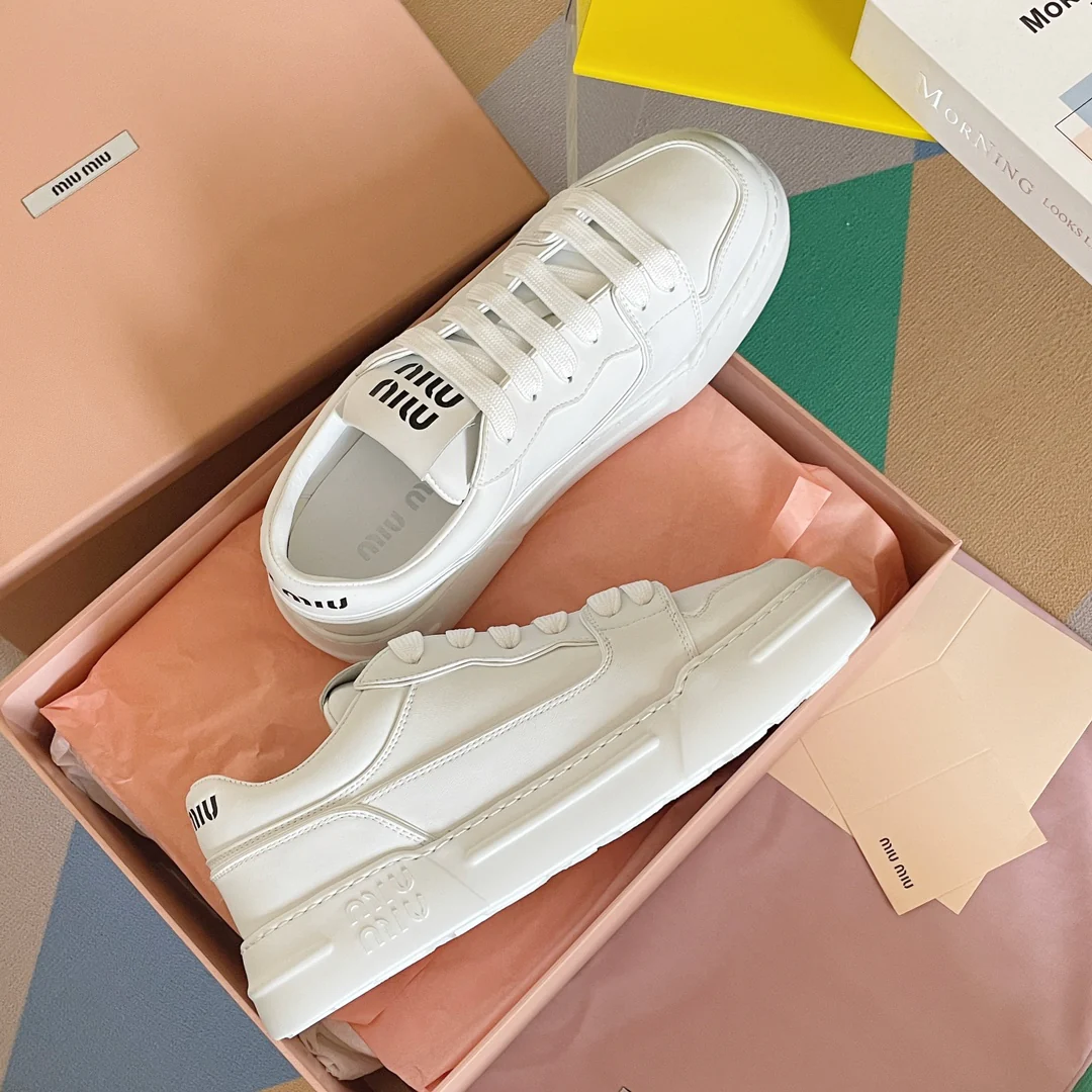 Новые поступления коллекции Miu Miu весна/лето 2023 - Ретро-кроссовки в стиле ?грязные штаны? - Белые кроссовки на платформе