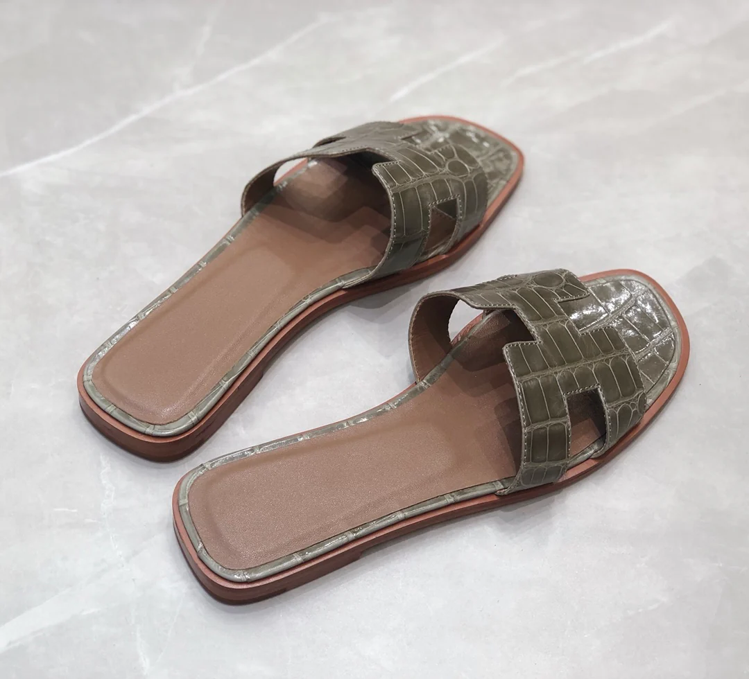 Тапочки Hermes - из кожи аллигатора - голубино-серого цвета