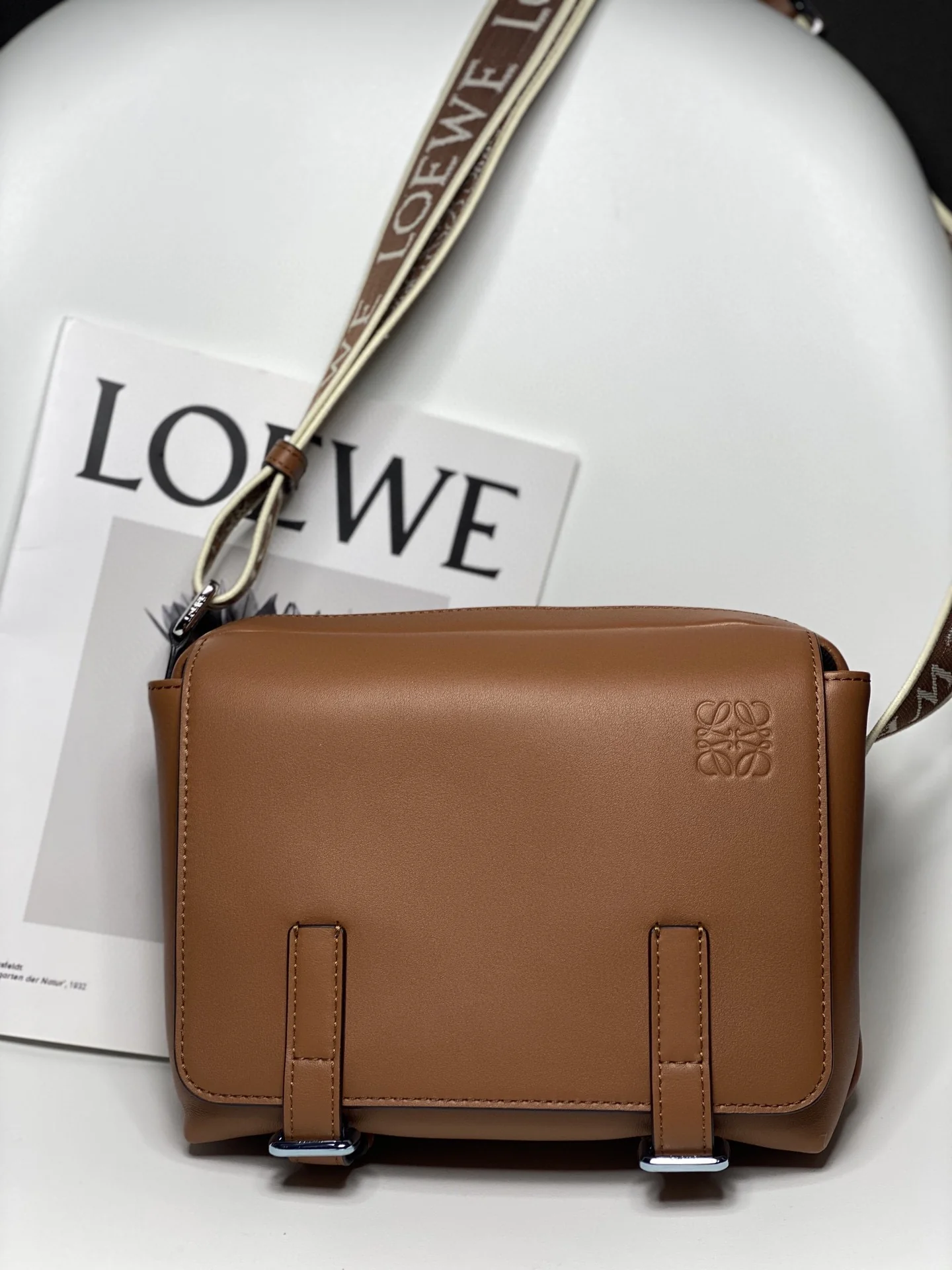 Сумка-мессенджер Loewe 2022 Military, маленькая