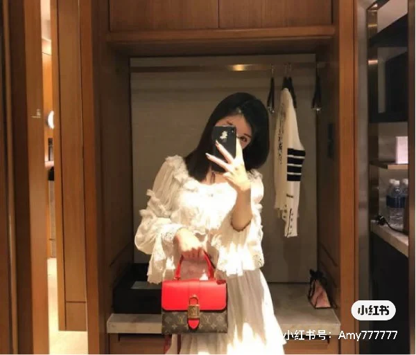 m44322-LV-locky-lock bag-red-on-body photo