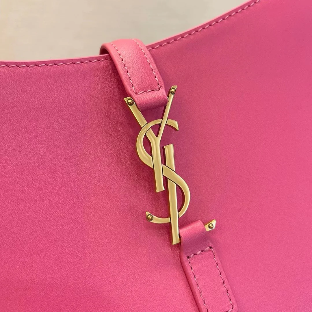 Коллекция YSL Весна/Лето 2022 - Сумка-седло - Фуксия с золотой фурнитурой - Однотонная кожа
