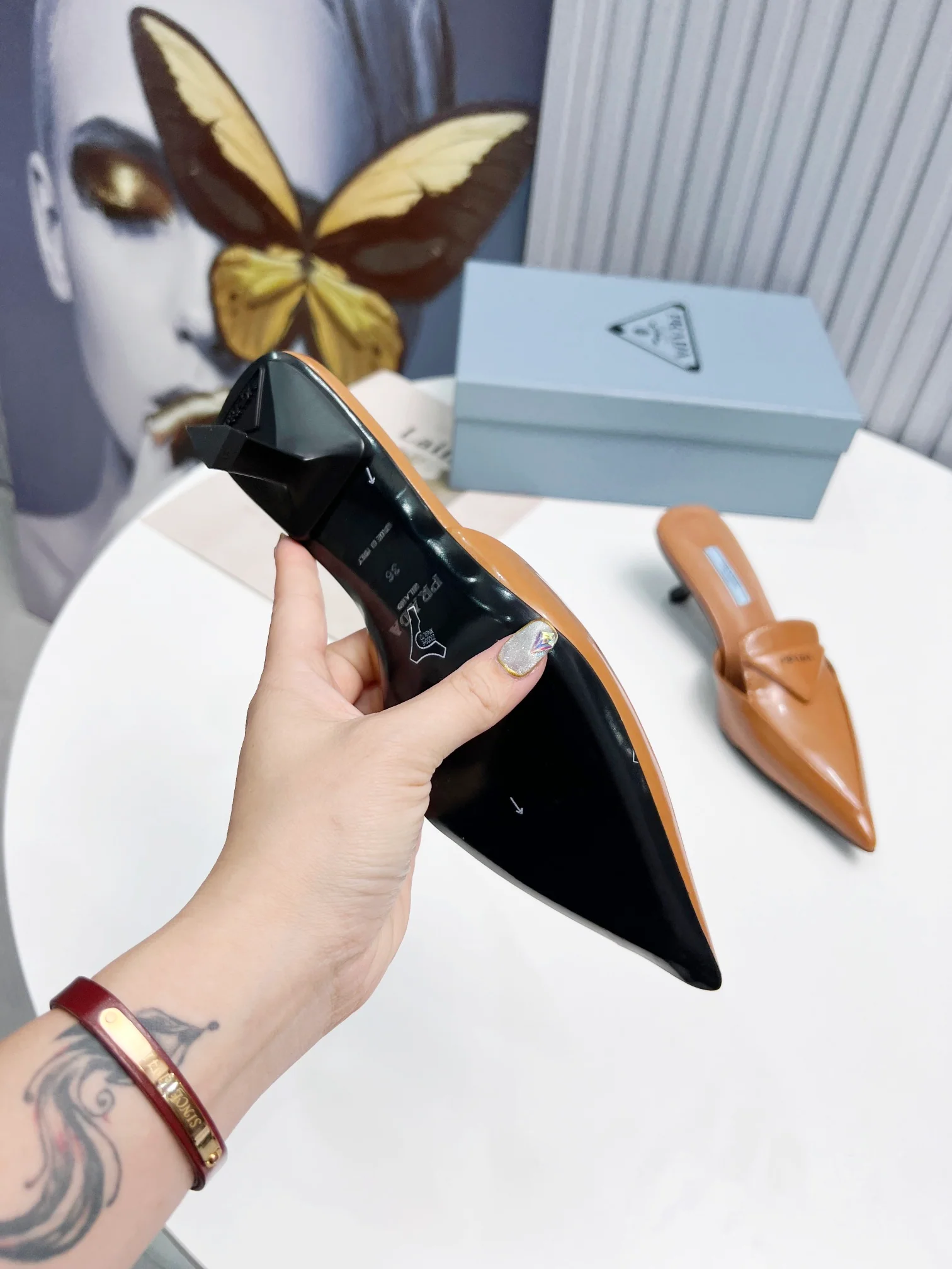 Коричневые туфли Prada на каблуке с острым носком