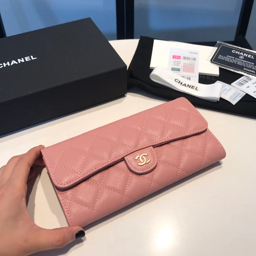 Кошелек-книжка Chanel CF Flip Wallet — розовый, из кожи личи, с золотой пряжкой.