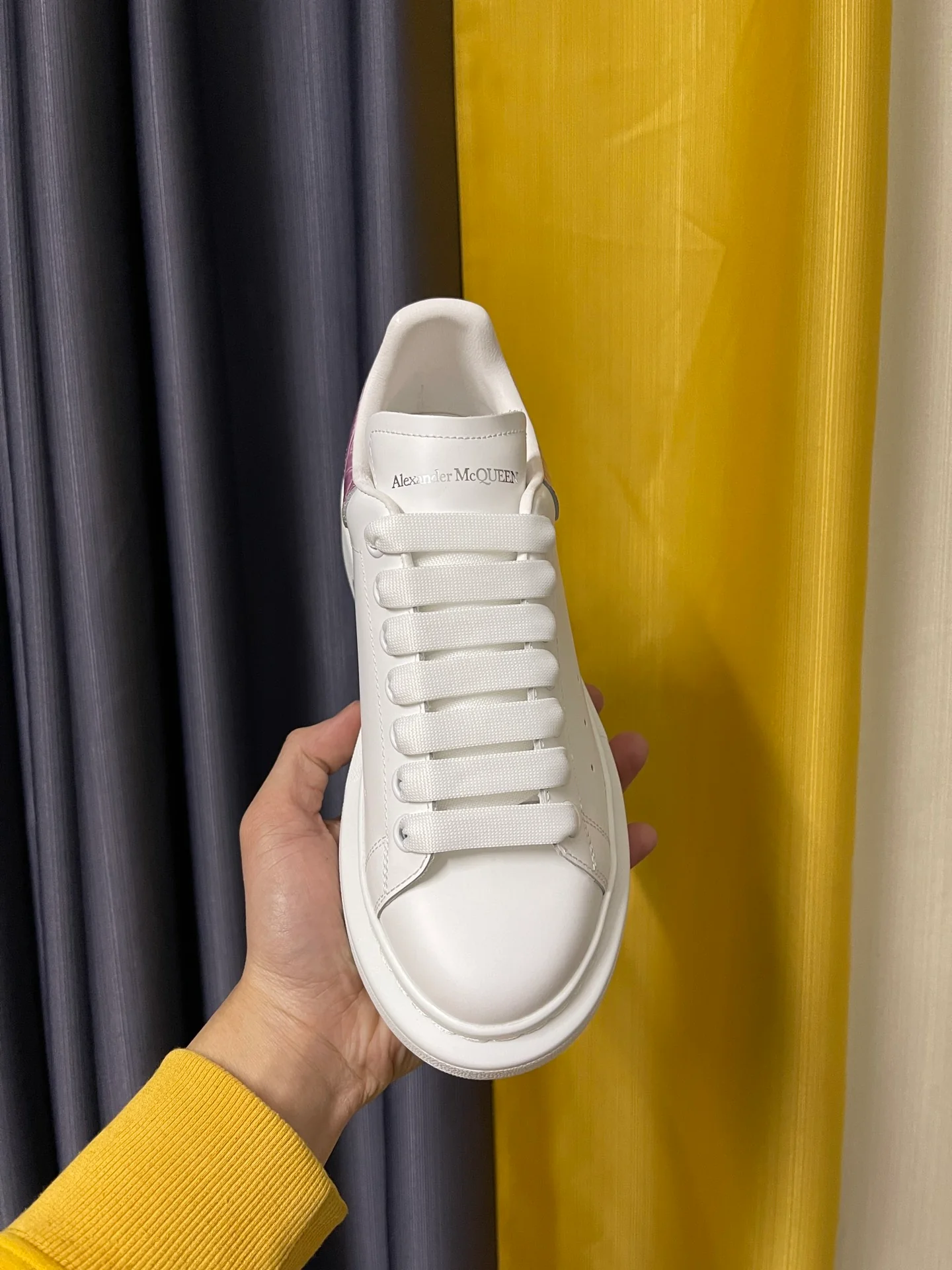 Классические белые кроссовки McQueen - унисекс - фиолетовая лакированная кожа с текстурой 