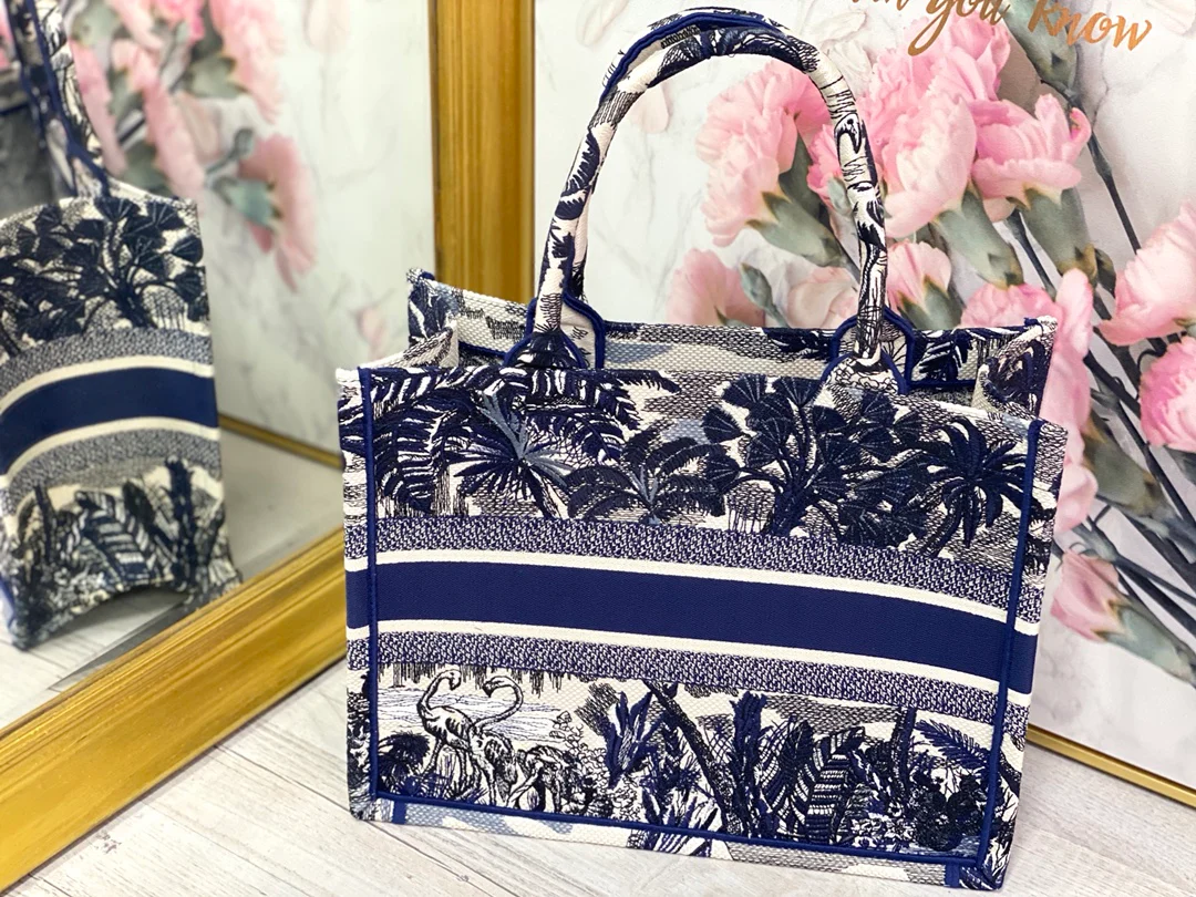 Сумка-тоут Dior Book Tote, маленькая, 36-5 см, темно-синяя, с изображением кокосовой пальмы.