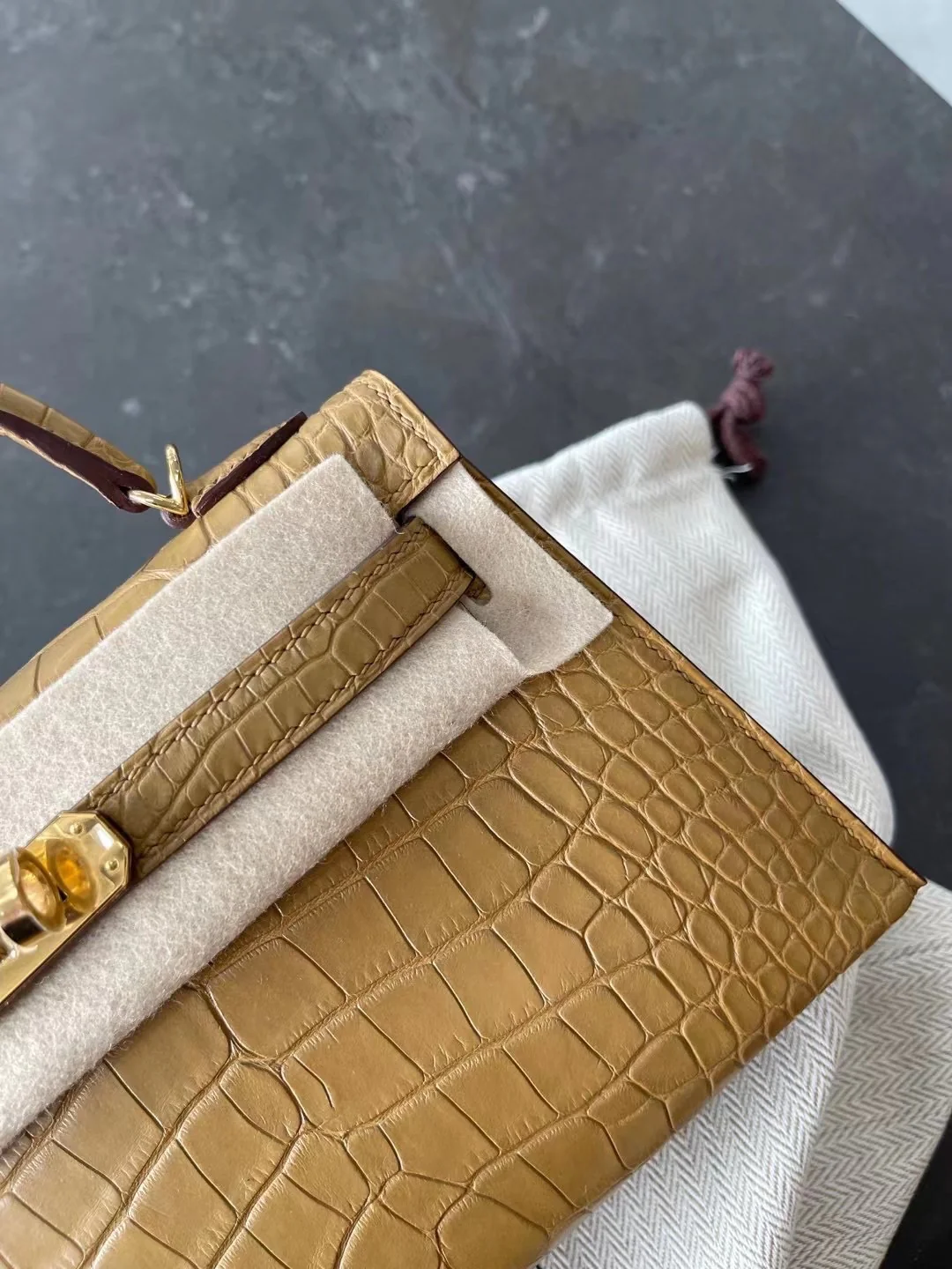 Сумка Hermes Kelly Mini 2-го поколения - матовая кожа аллигатора - крафт-бумага земляных тонов 2h - золотая пряжка