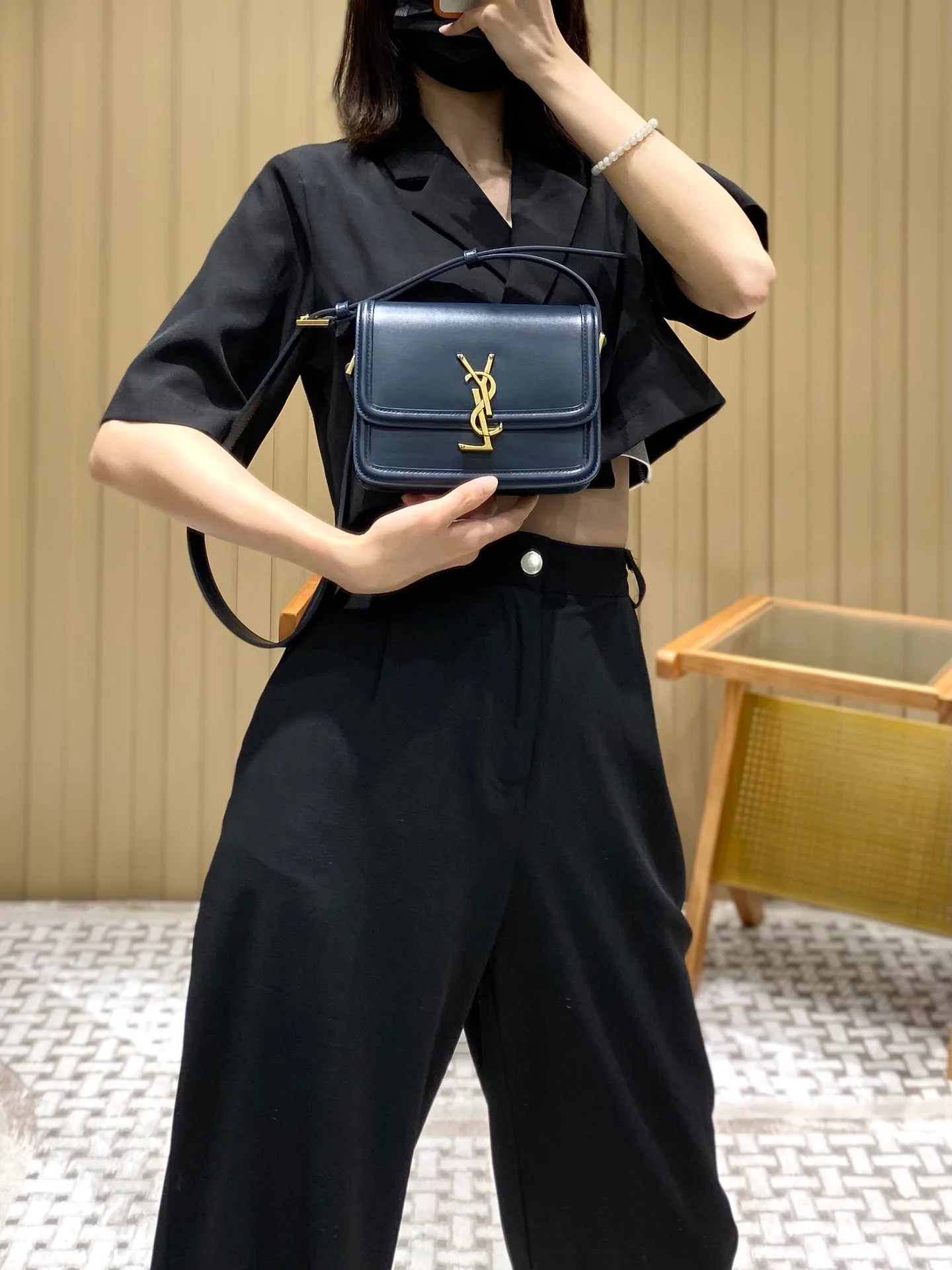 Сумка YSL Solferino Tofu Bag - грязно-синяя - 18 см - На фото: На мне