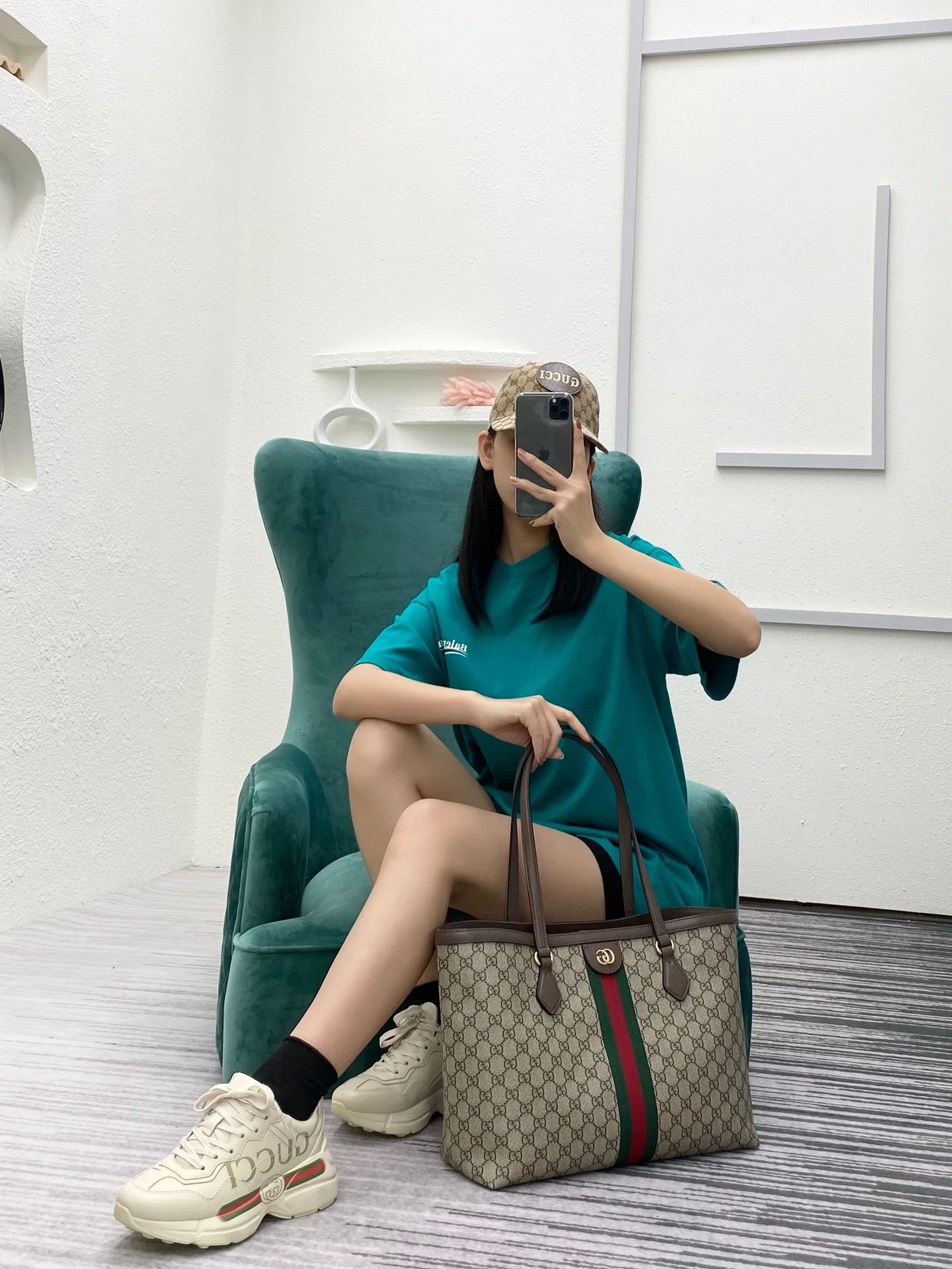 Классическая сумка-тоут Gucci — как она выглядит на руке.