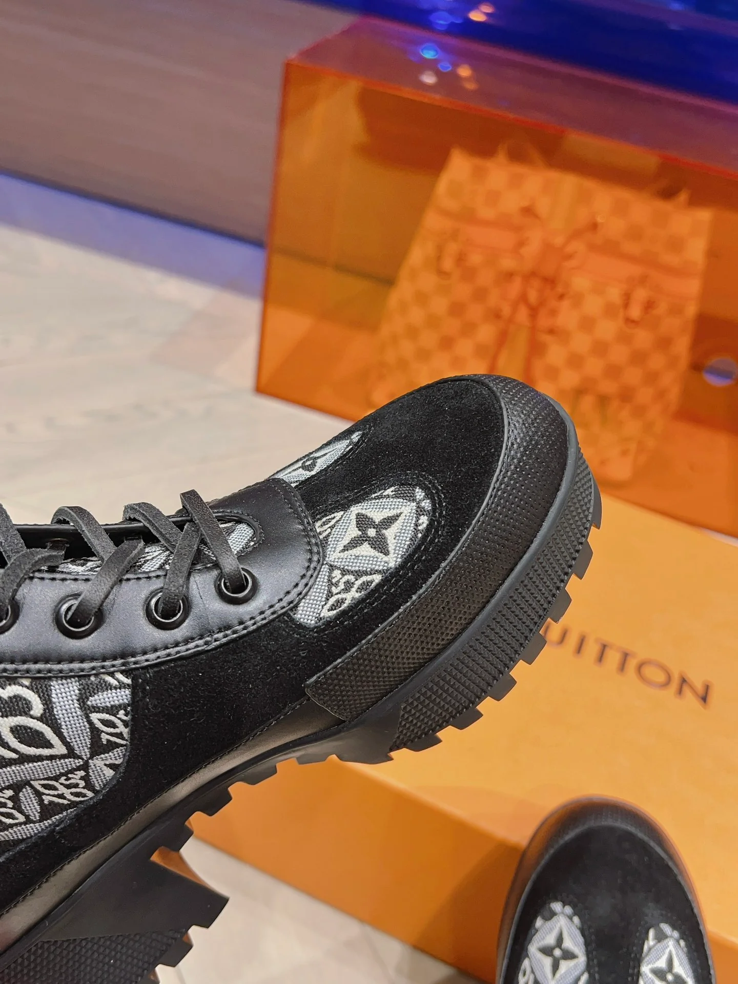 Новинка осенне-зимней коллекции LV 2023 — Ботинки Мартин на высоком каблуке — Черная серия — Модель 1