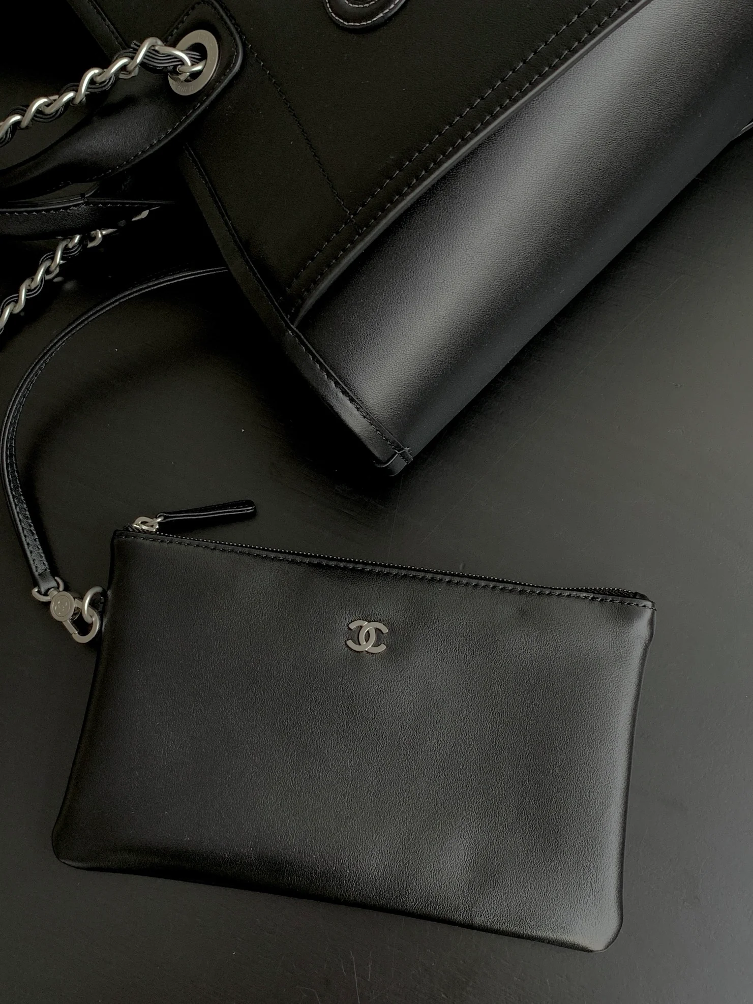 Пляжная сумка Chanel 24a из натуральной кожи, большая, черная.