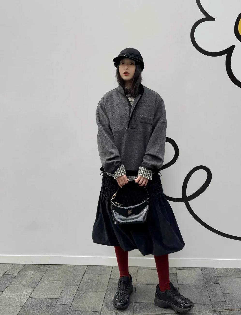 Косметичка/сумка для обеда Miu Miu из лакированной кожи — фото в действии.