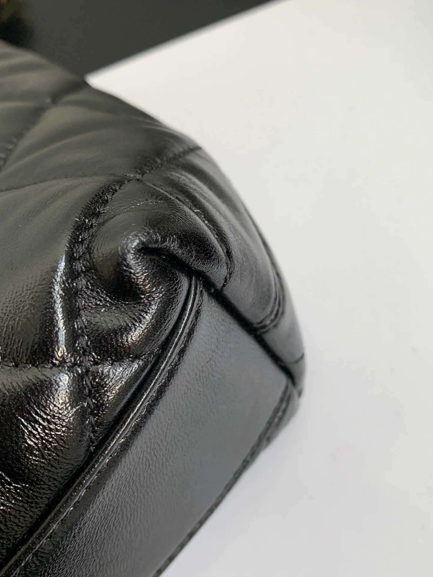 Сумка-хобо Chanel с массивной цепочкой на плечо - черная