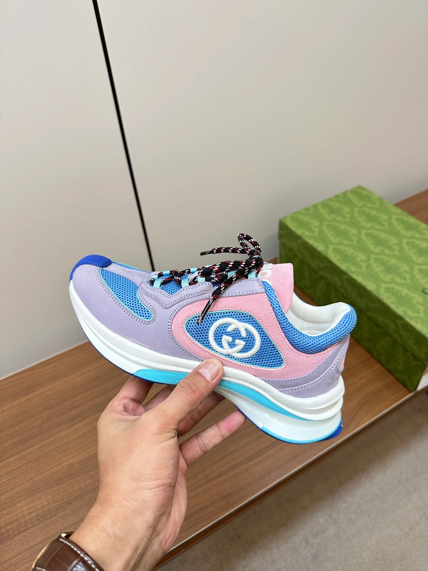 Новинка осенне-зимней коллекции Gucci 2023 — Однотонные вязаные кроссовки — Унисекс — Сине-розовые